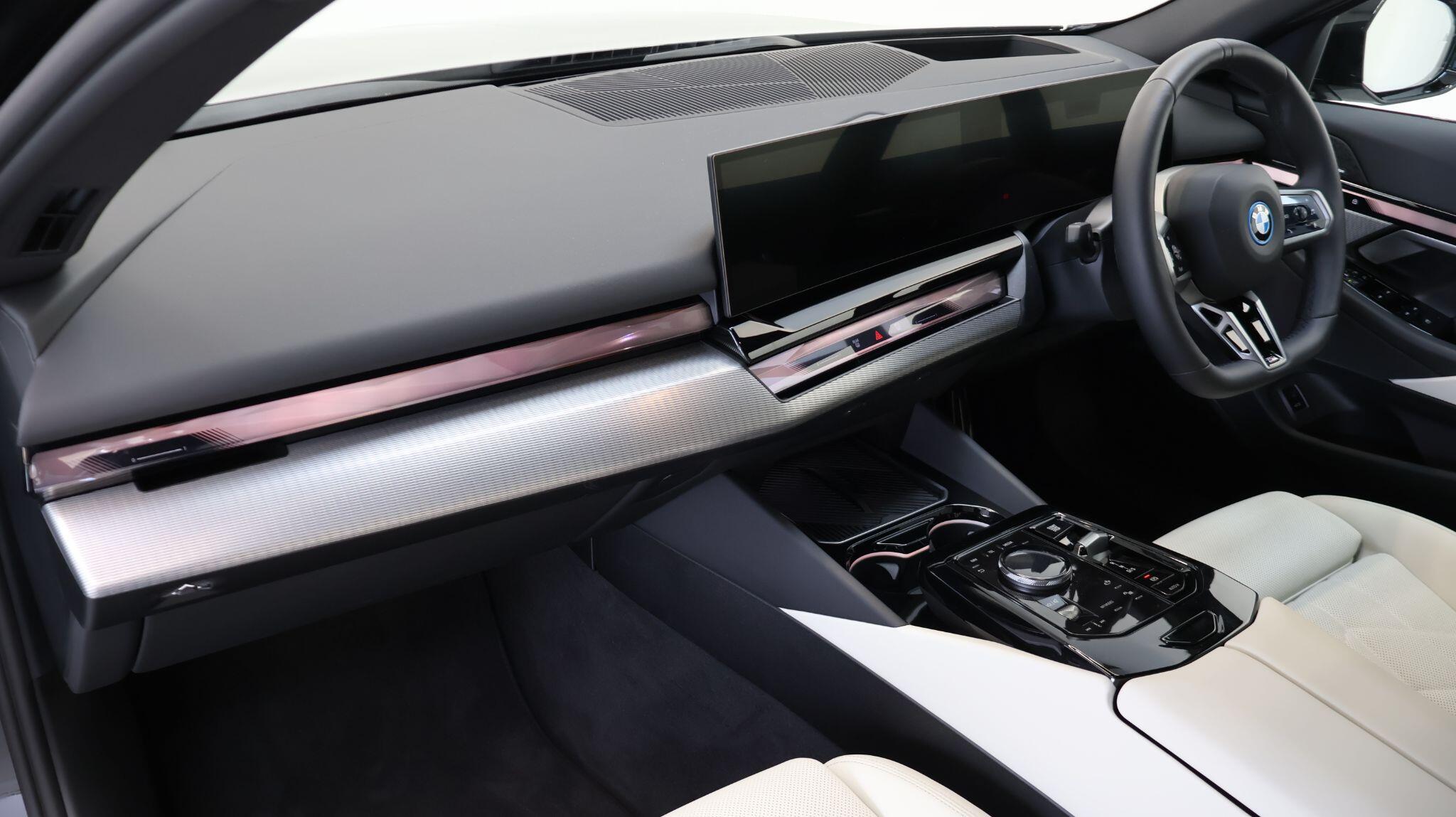 BMW 5 Series view 7