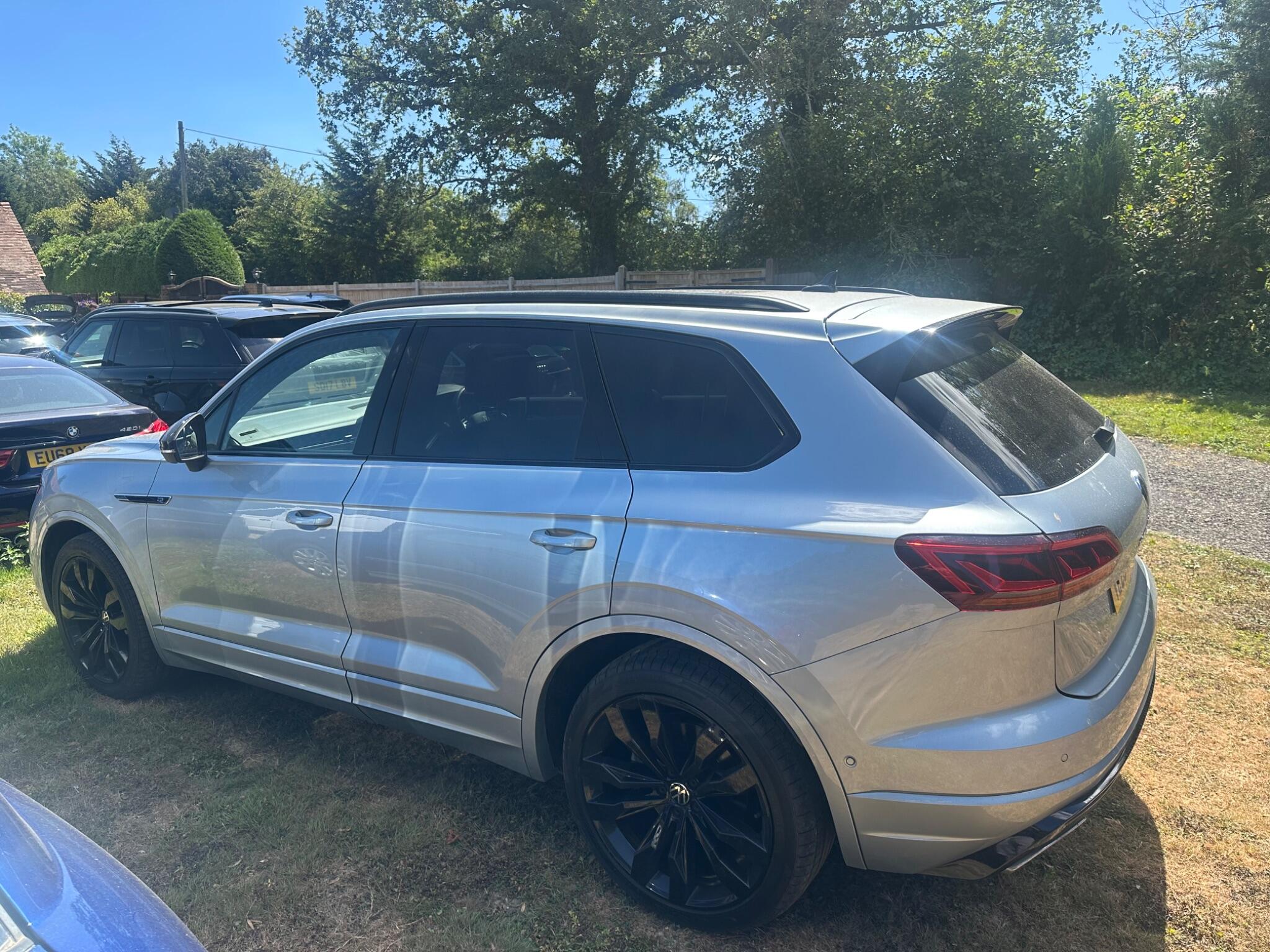 Volkswagen Touareg view 3