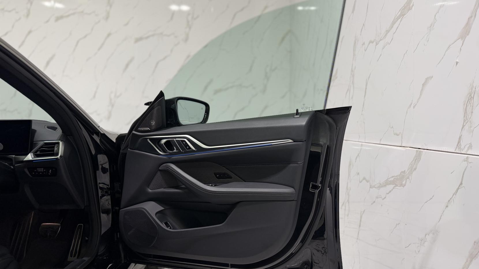BMW I4 view 30