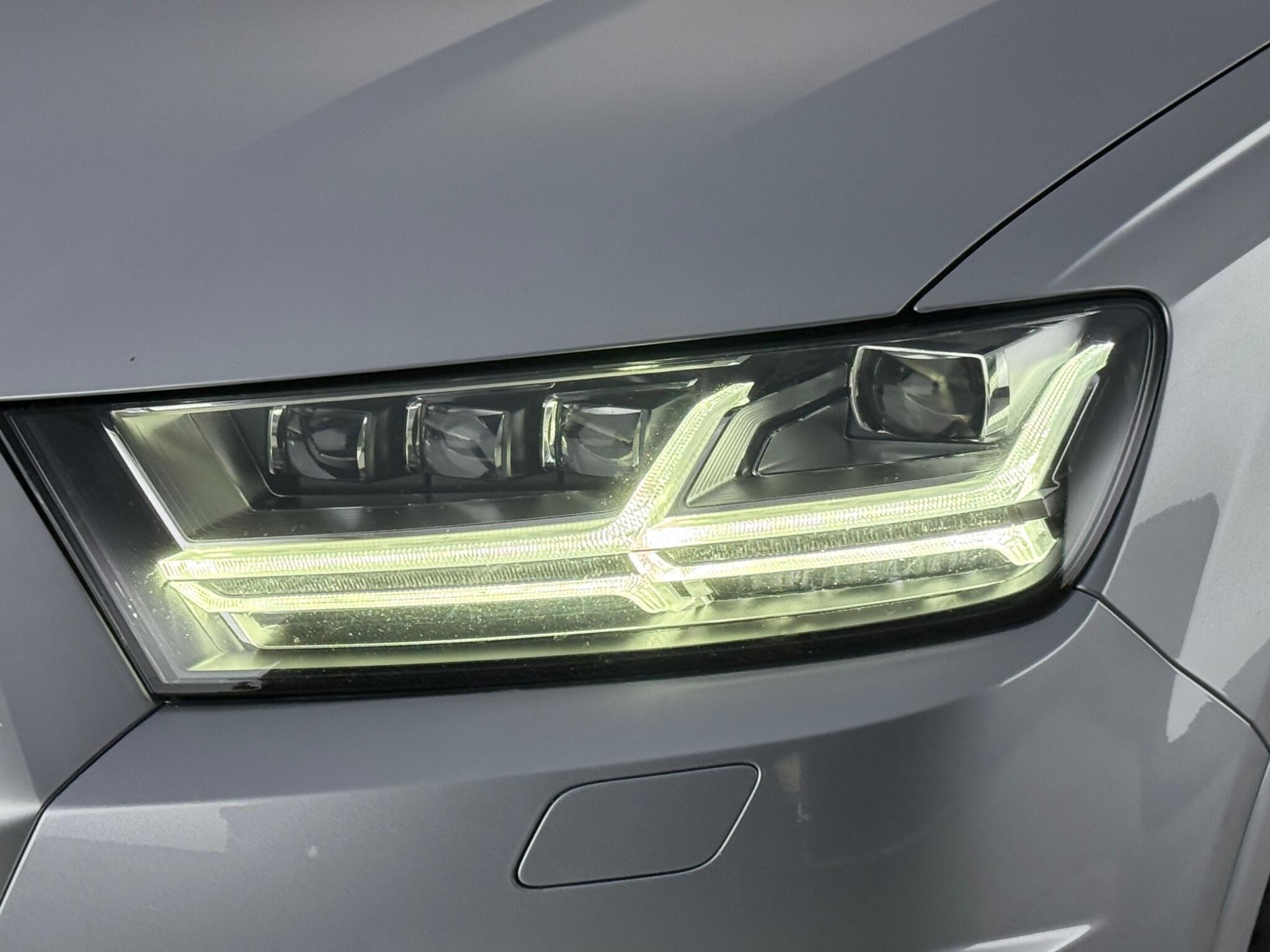 Audi Q7 view 13