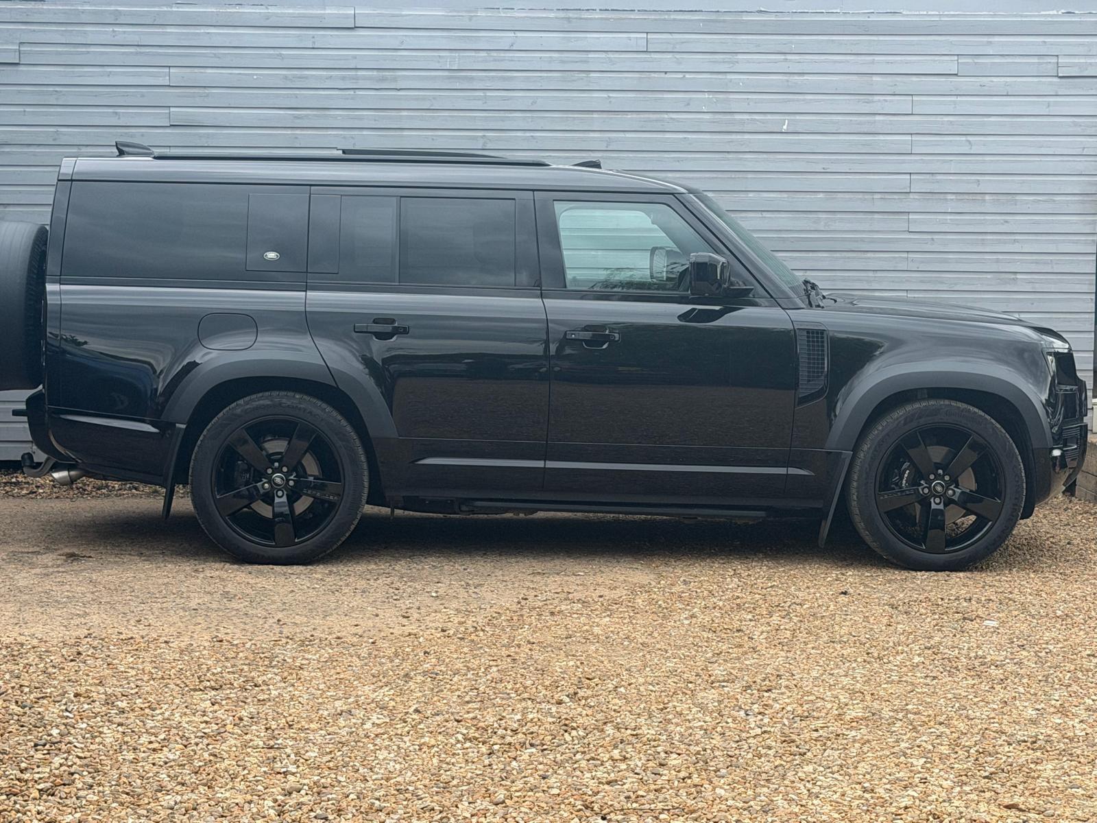 Land Rover Defender 130 view 10