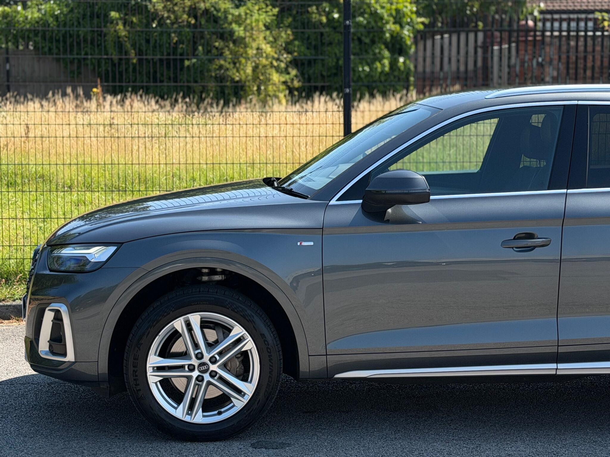 Audi Q5 view 11