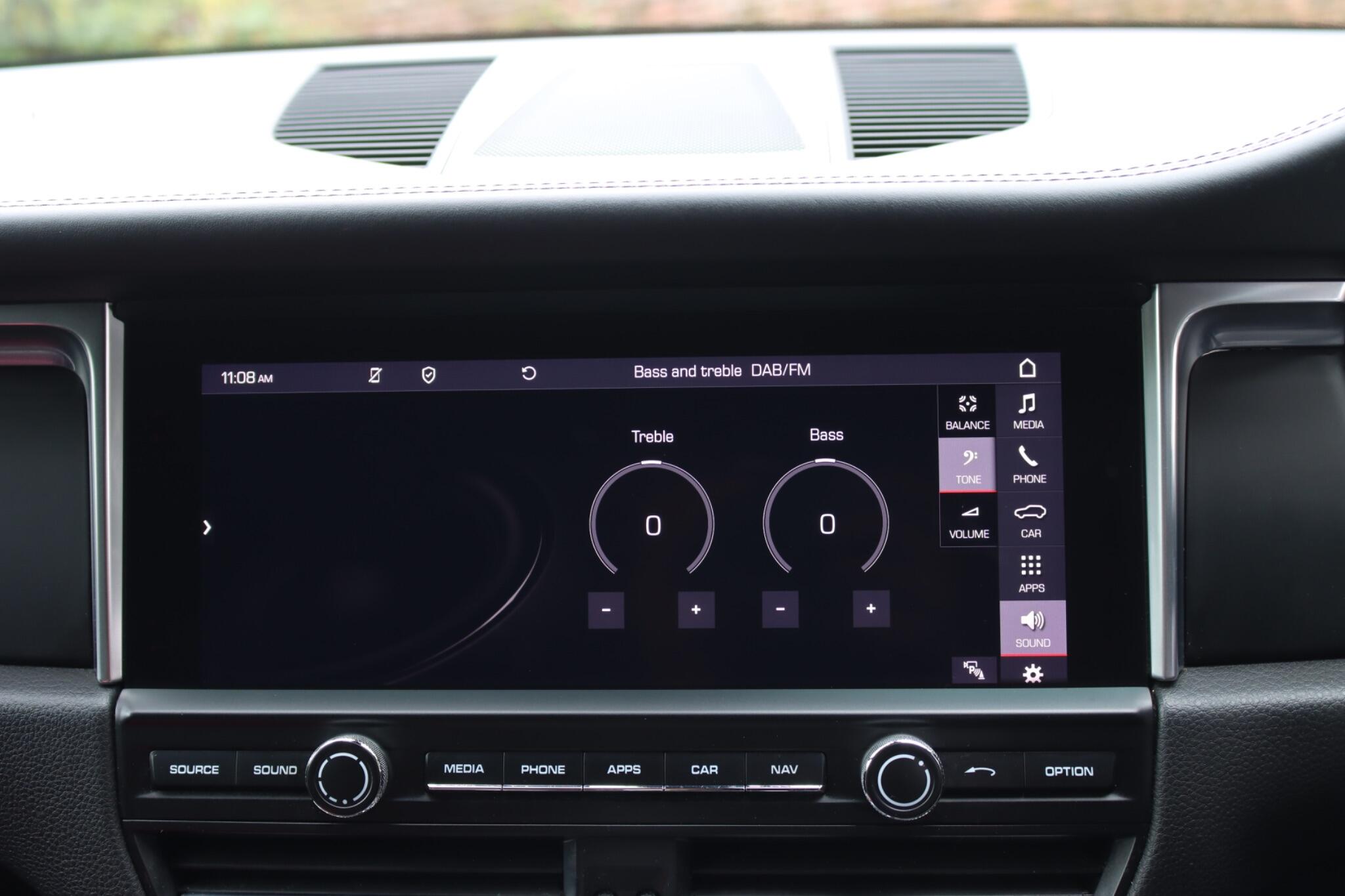 Porsche Macan view 70