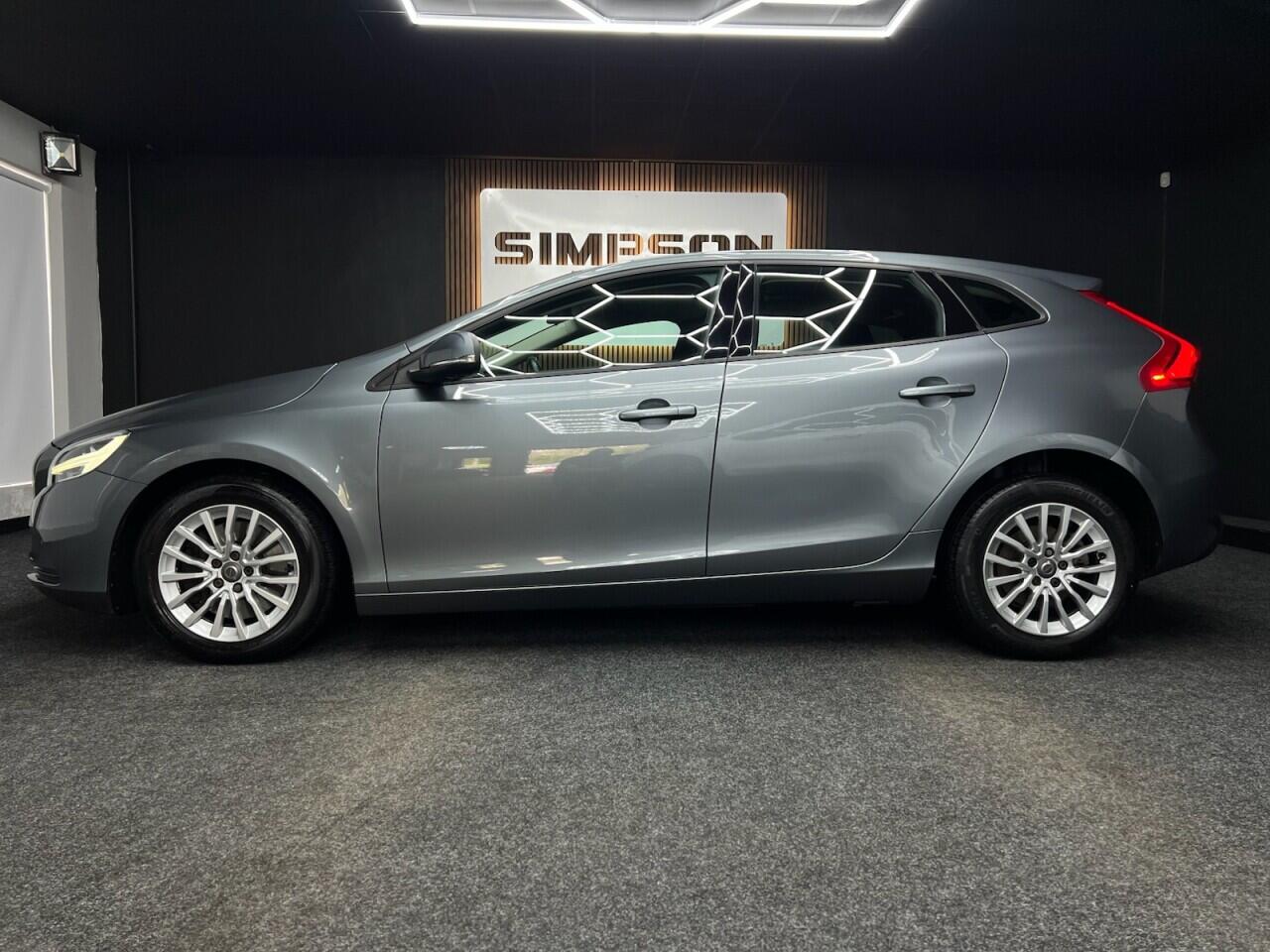 Volvo V40 view 4