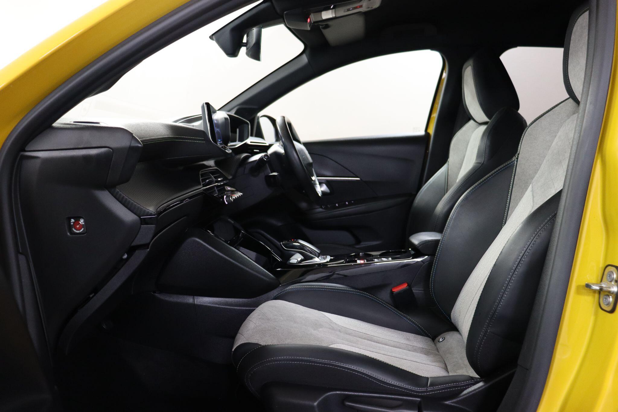 Peugeot E-208 view 45