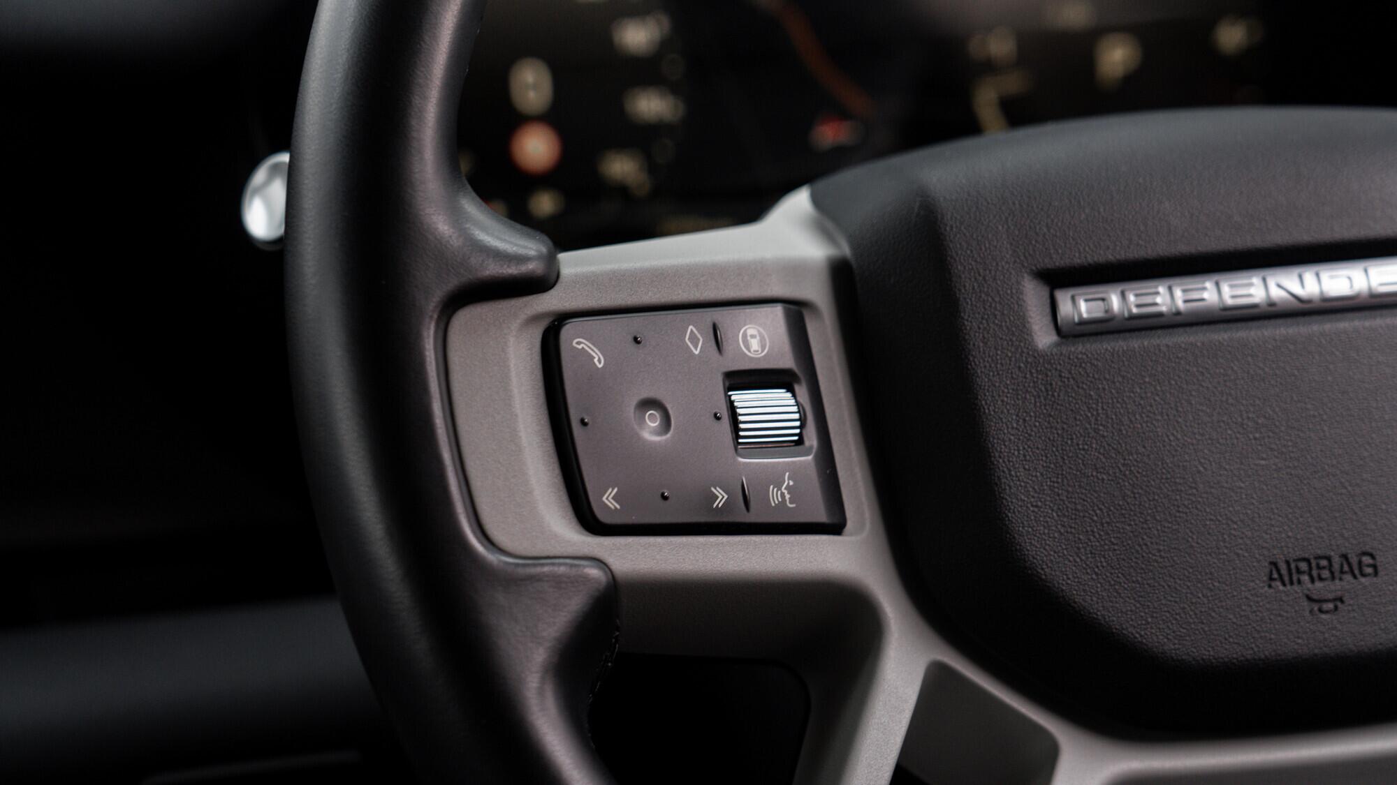 Land Rover Defender 90 view 19