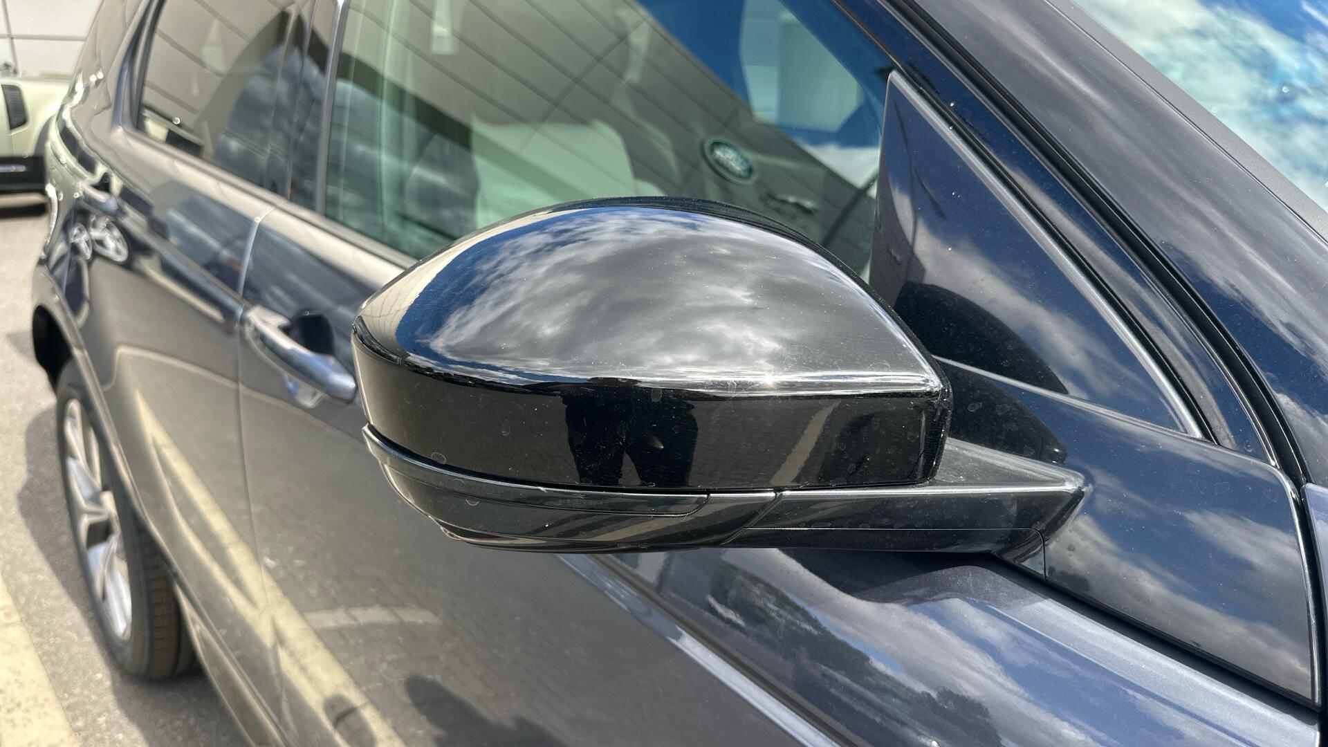 Land Rover Discovery Sport view 23