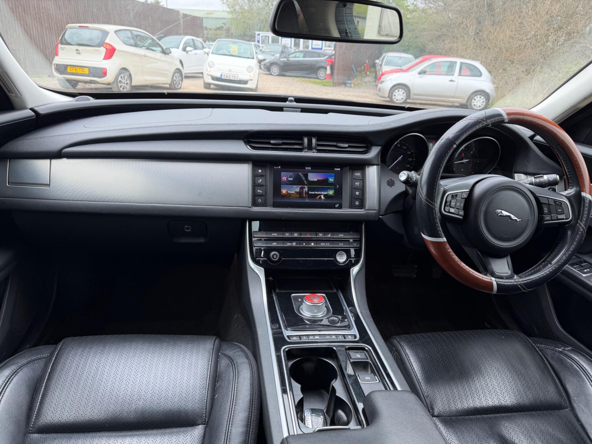 2016 Jaguar XF 2.0d Prestige Auto Euro 6 (s/s) 4dr image 18
