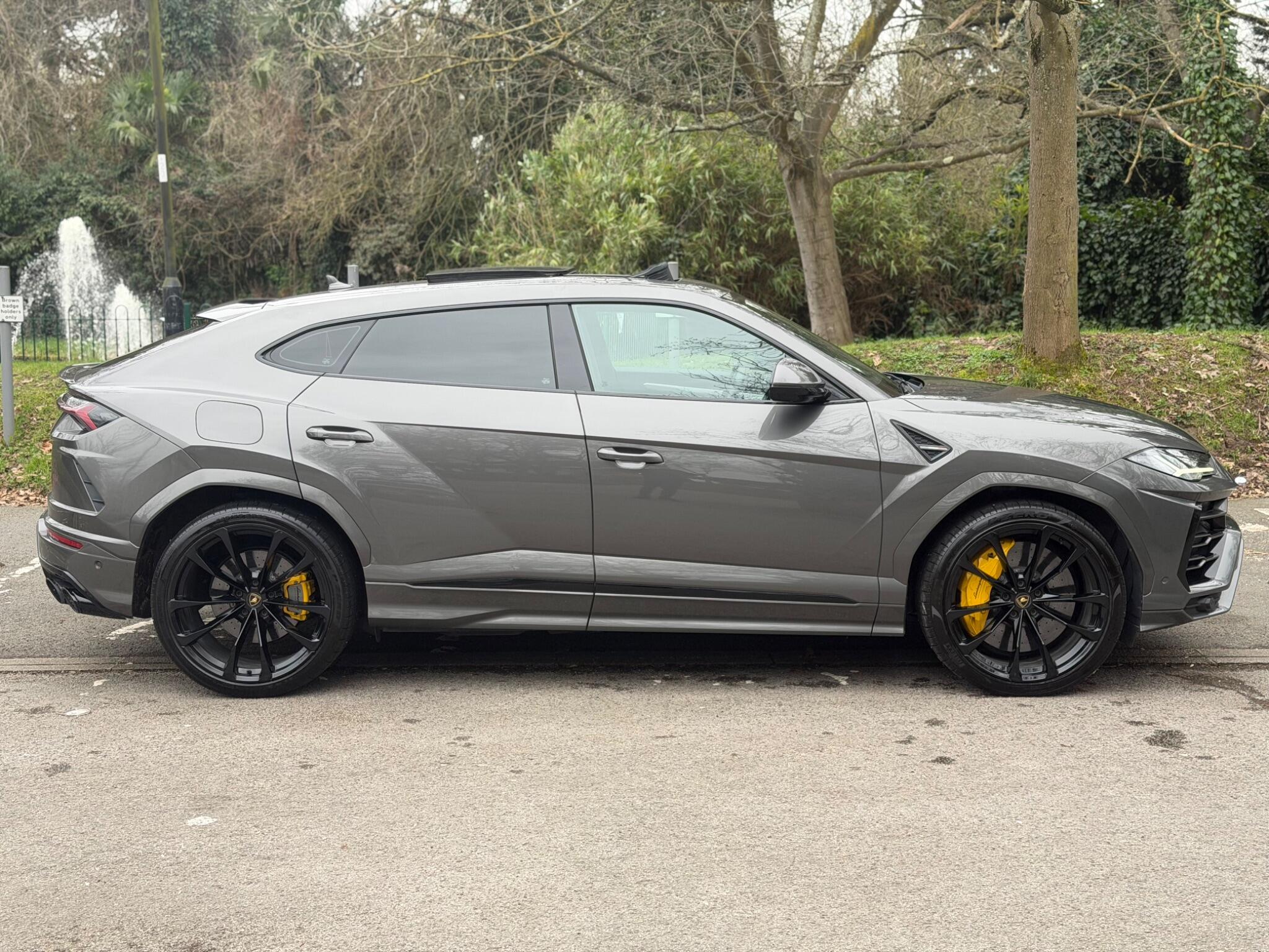Lamborghini Urus view 3