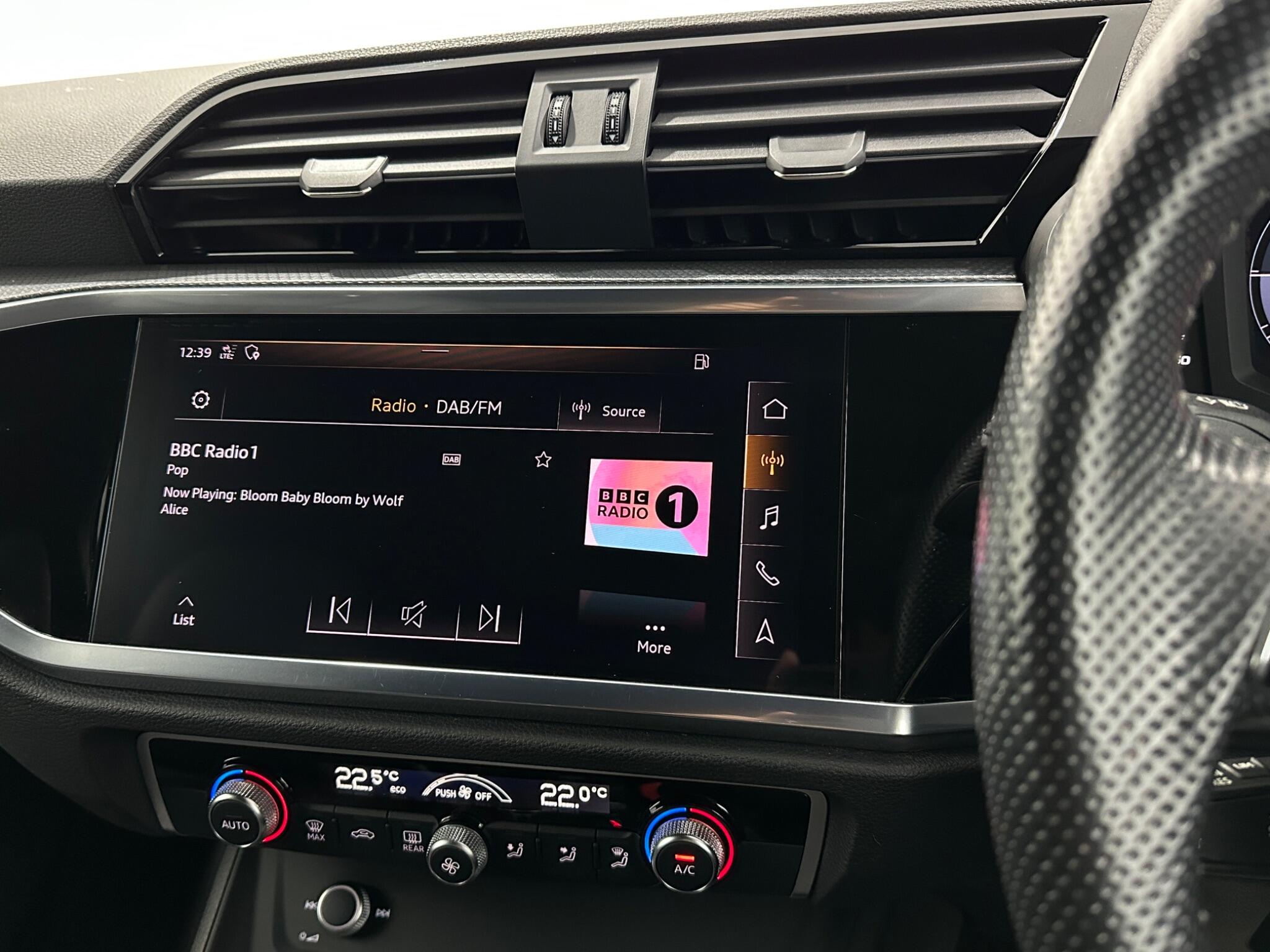 Audi Q3 view 25