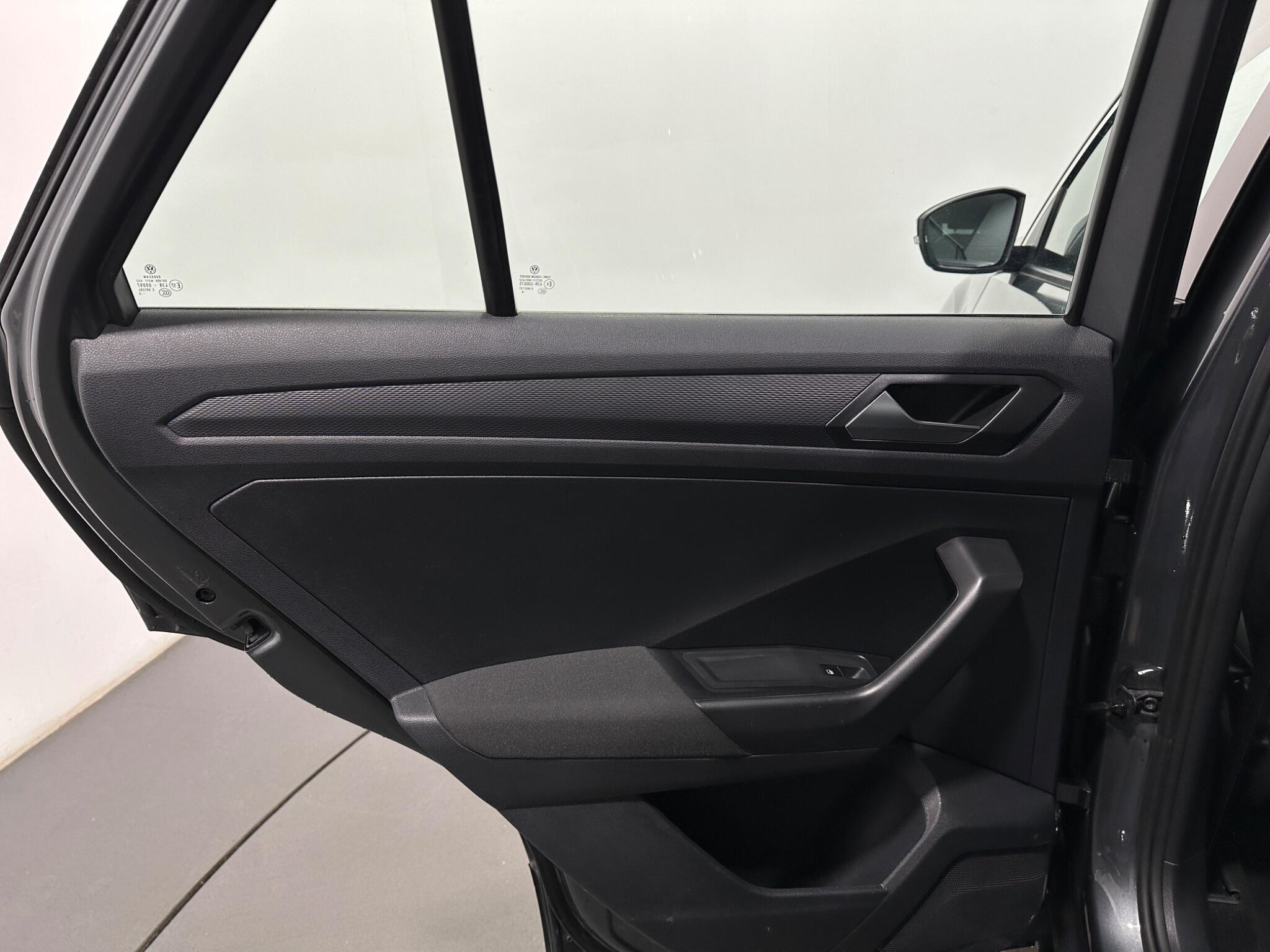 Volkswagen T-Roc view 39