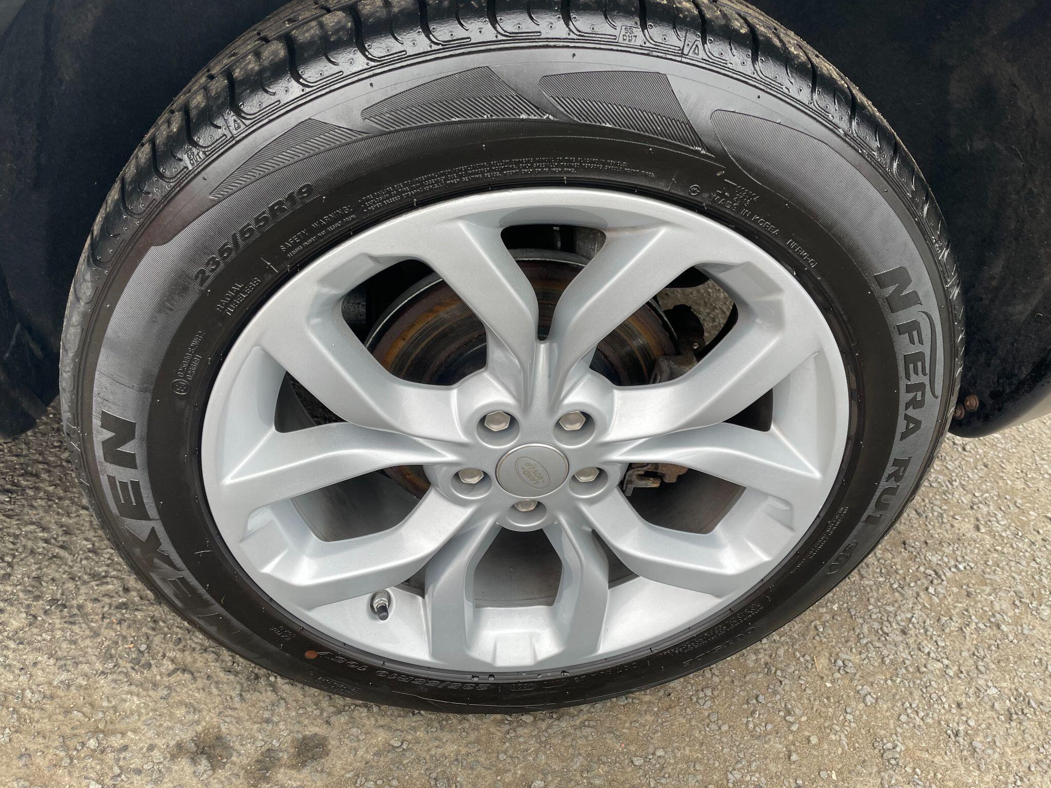Land Rover Discovery Sport view 38