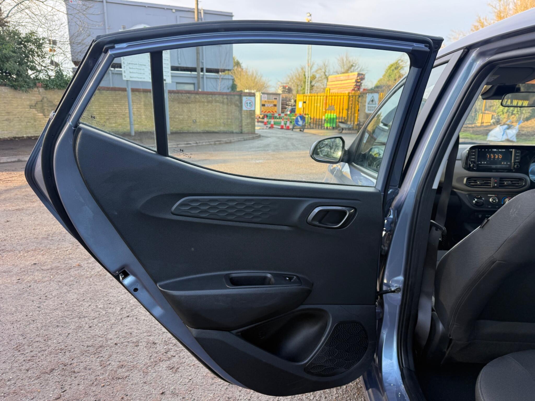 2025 Hyundai i10 1.0 Advance Auto Euro 6 (s/s) 5dr • 3,174 miles image 27