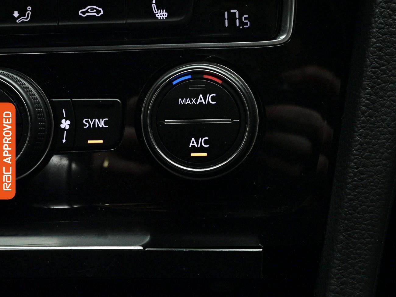 Volkswagen Golf view 17