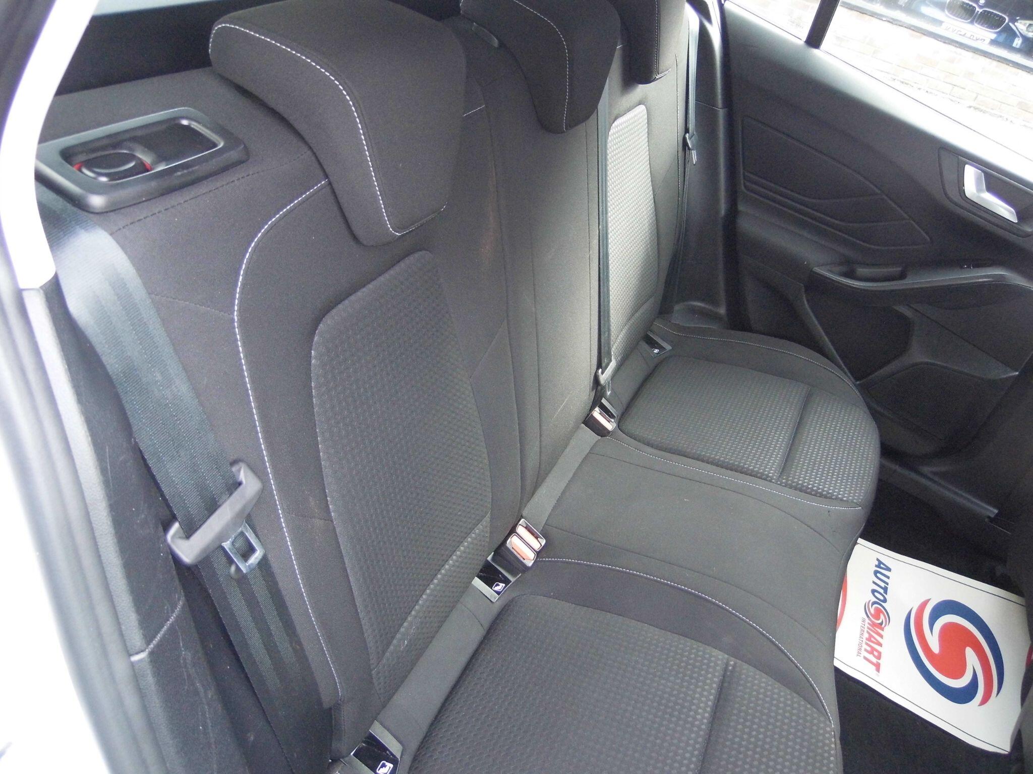 Ford Focus view 16