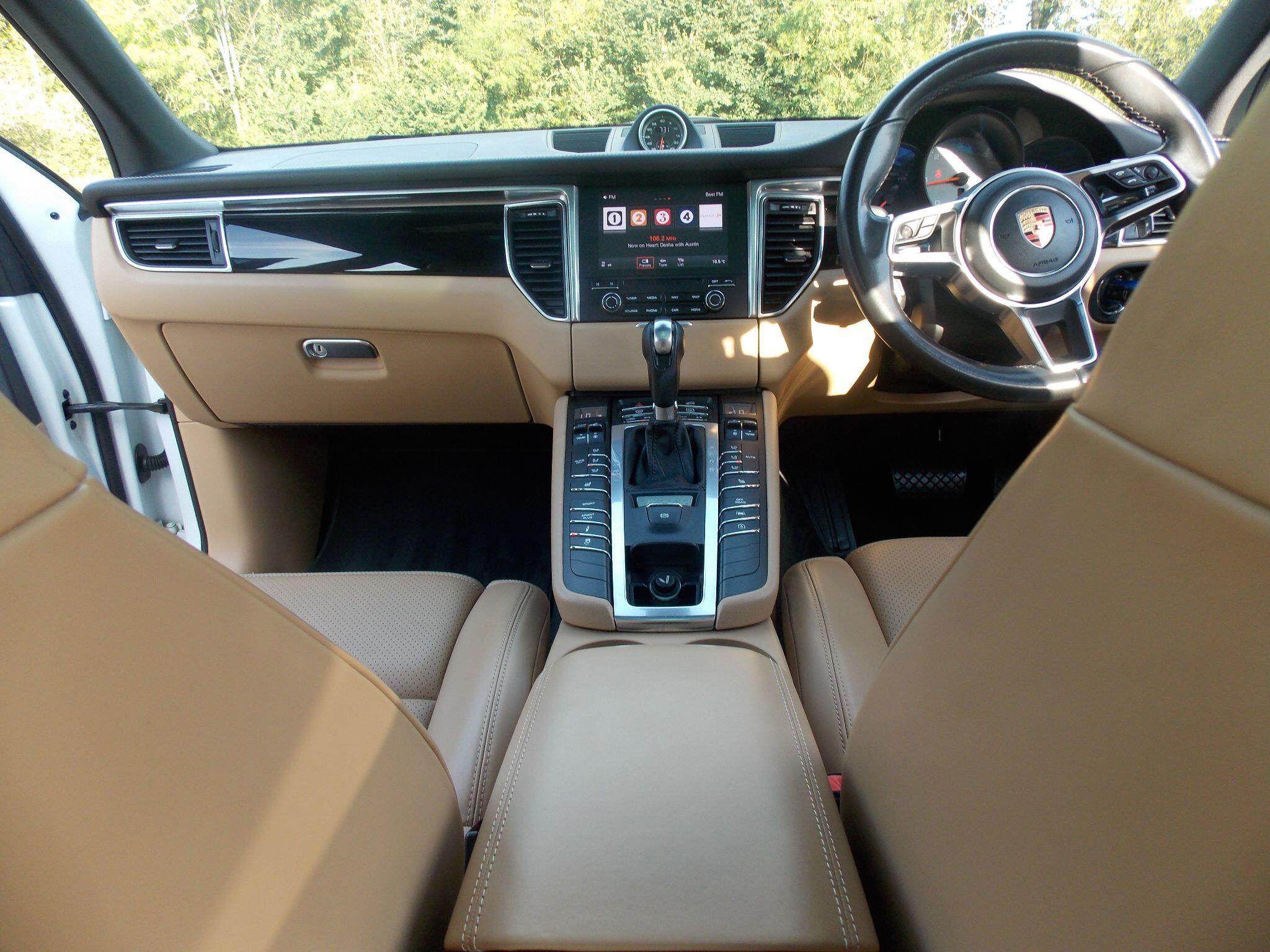 Porsche Macan view 26