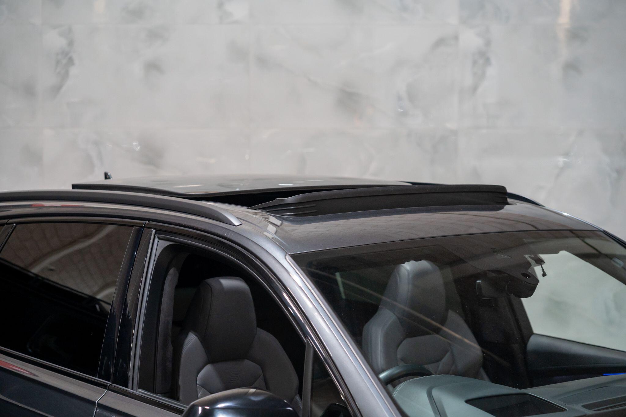 Audi Q7 view 3