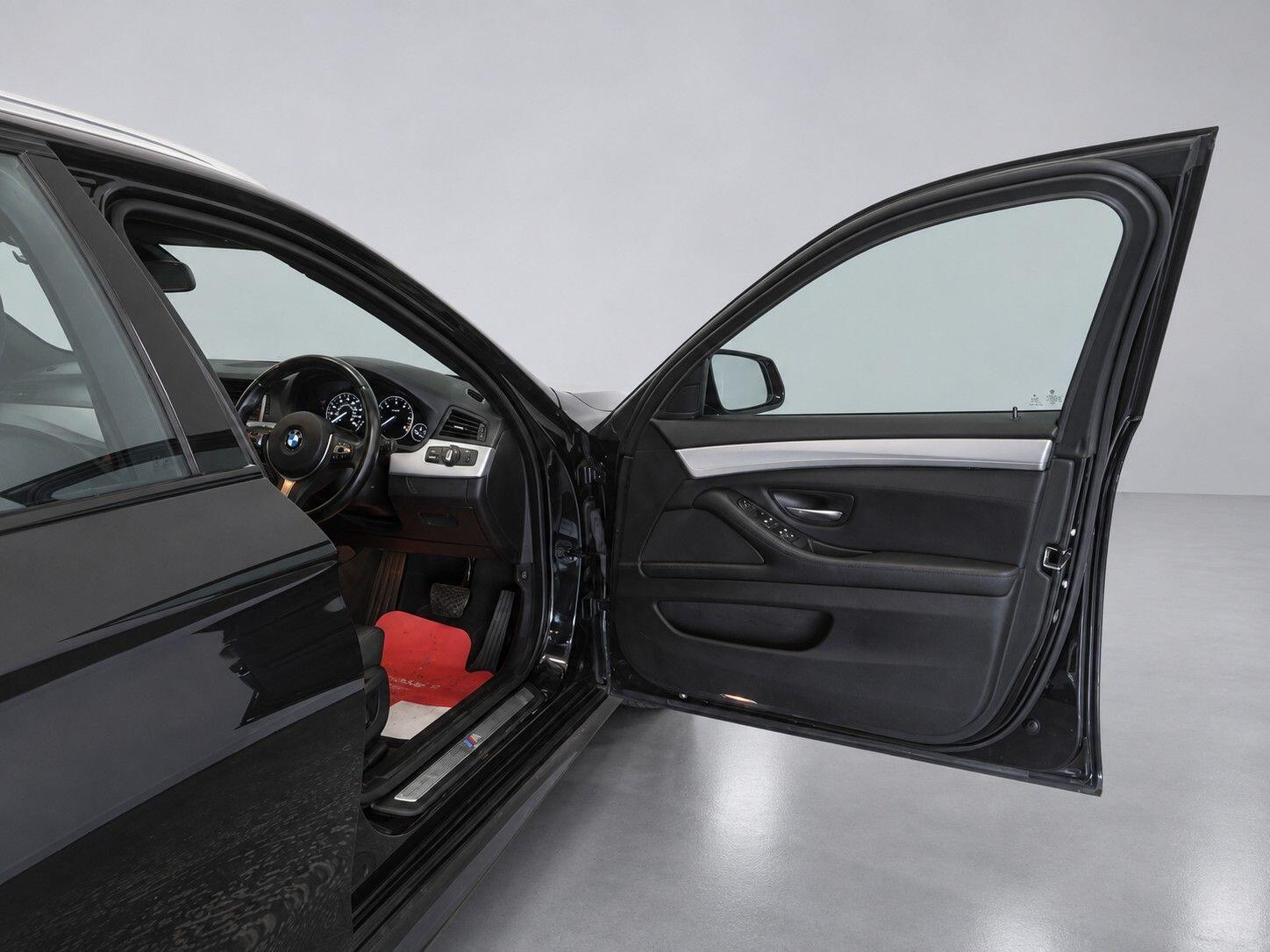 BMW 5 Series view 24
