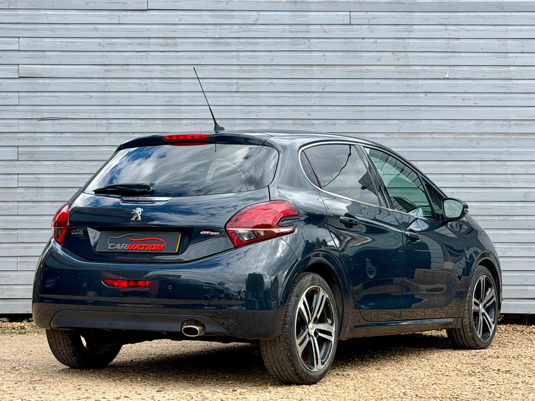 Peugeot 208 view 4