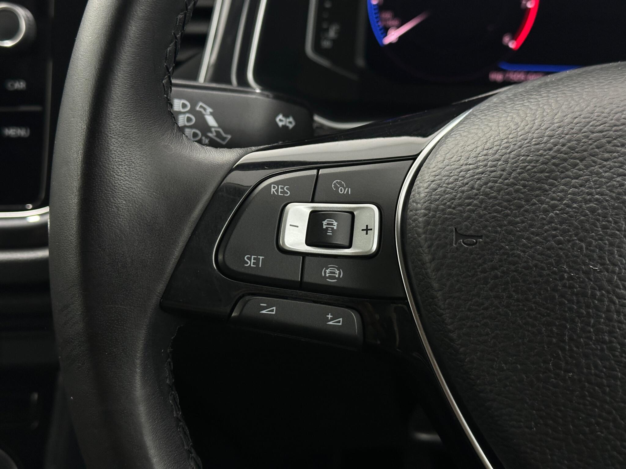 Volkswagen T-Roc view 15