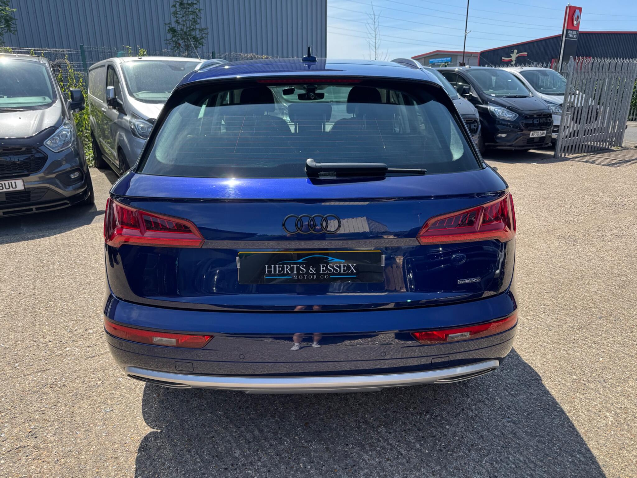 Audi Q5 view 9