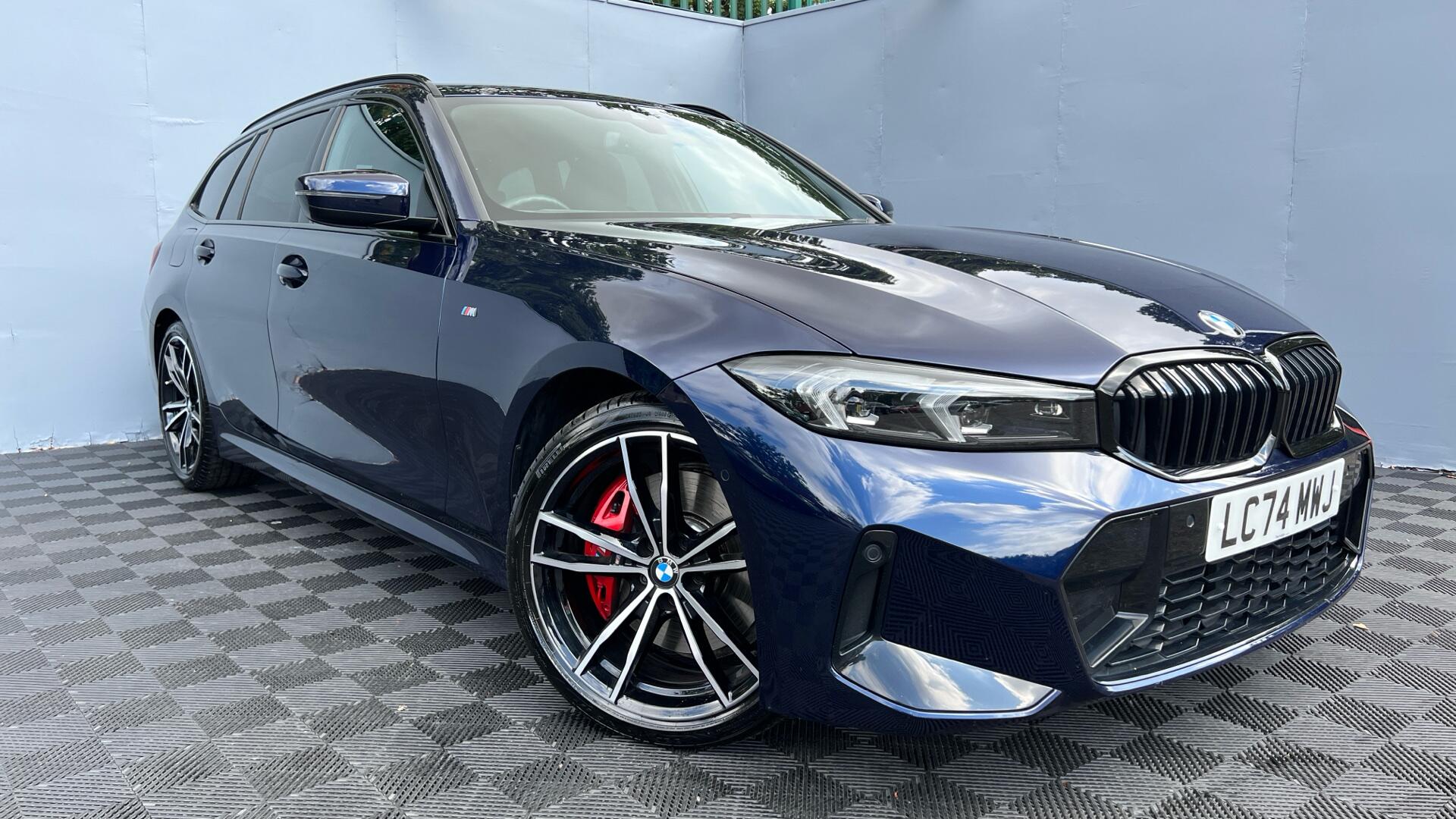 BMW 3 Series view 24