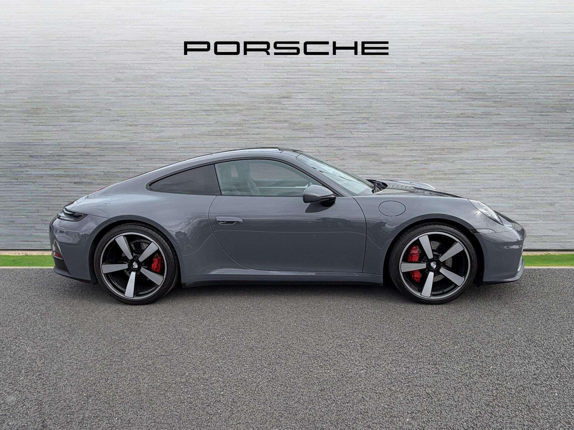 Porsche 911 view 7