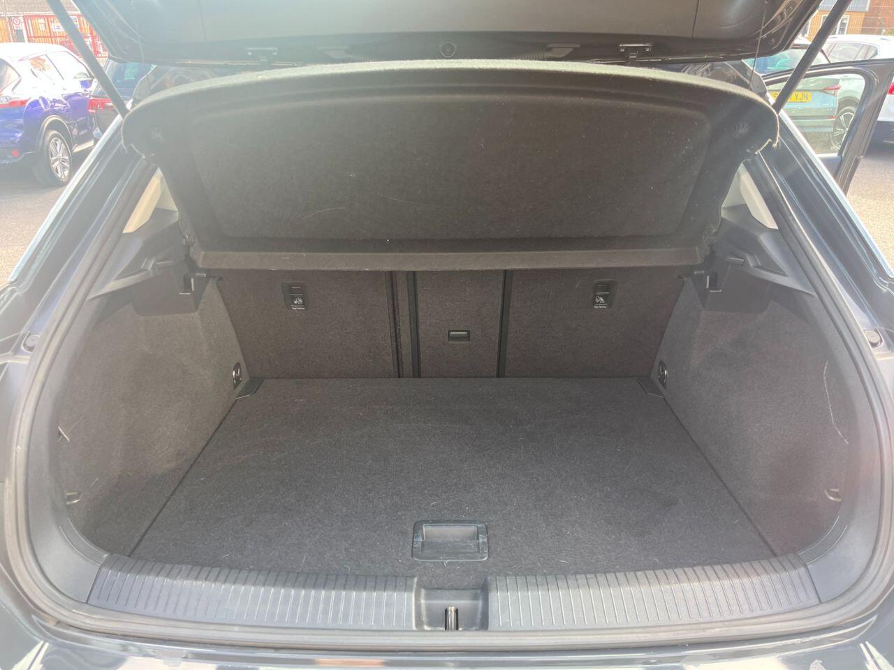 Volkswagen T-Roc view 9