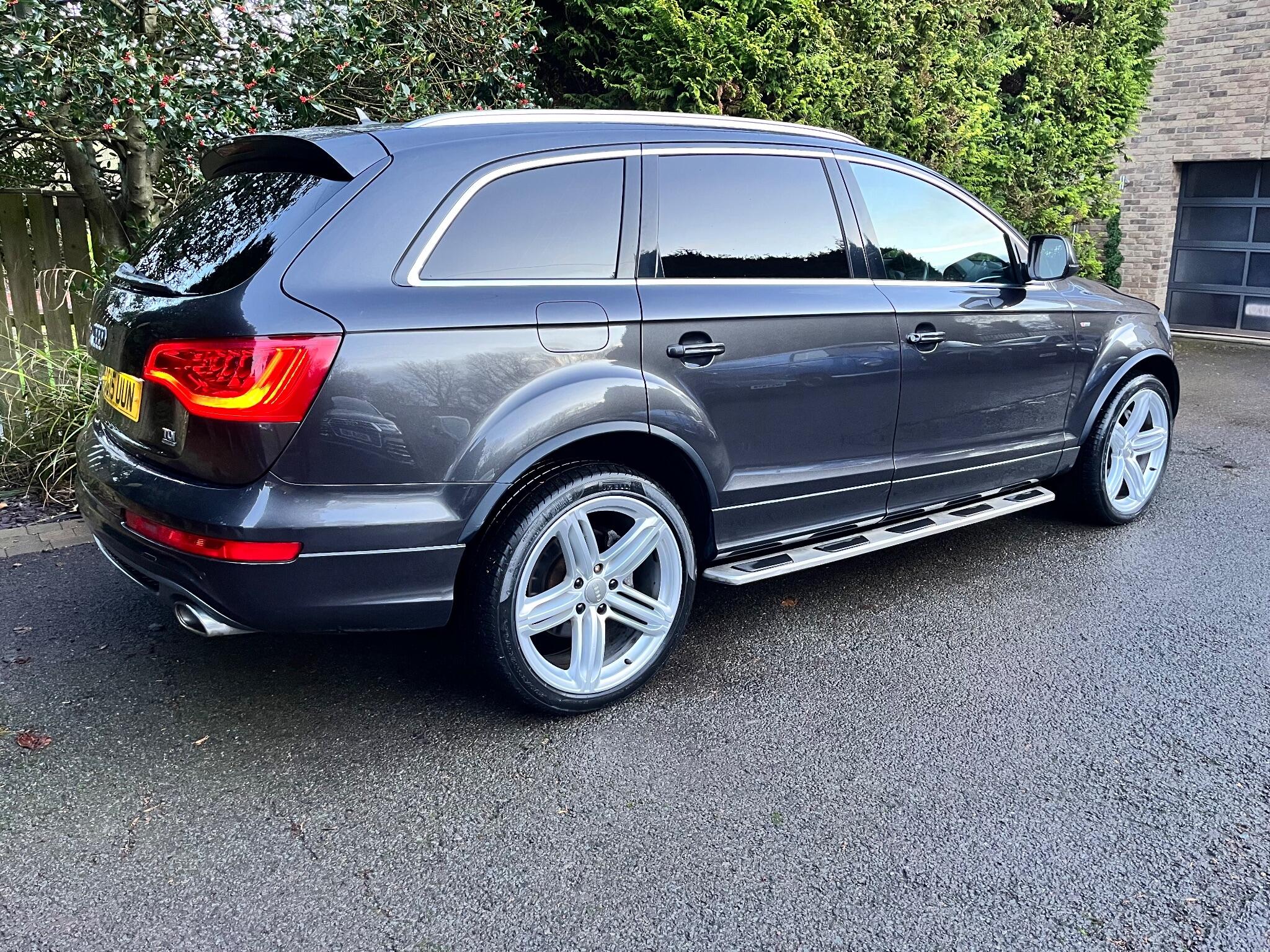 Audi Q7 view 16