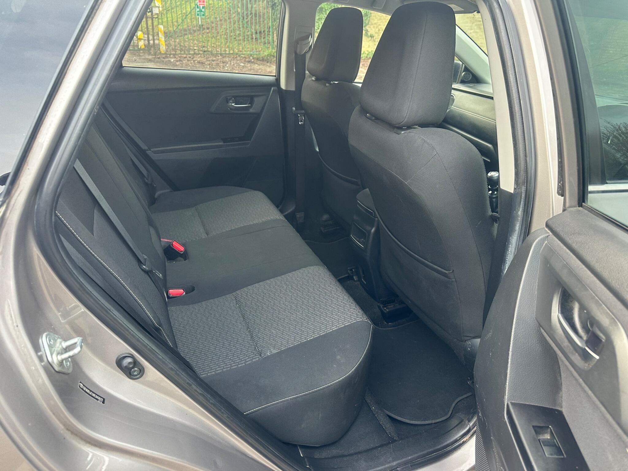 2014 Toyota Auris image 16