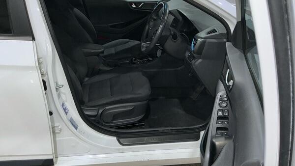 Hyundai Ioniq view 3