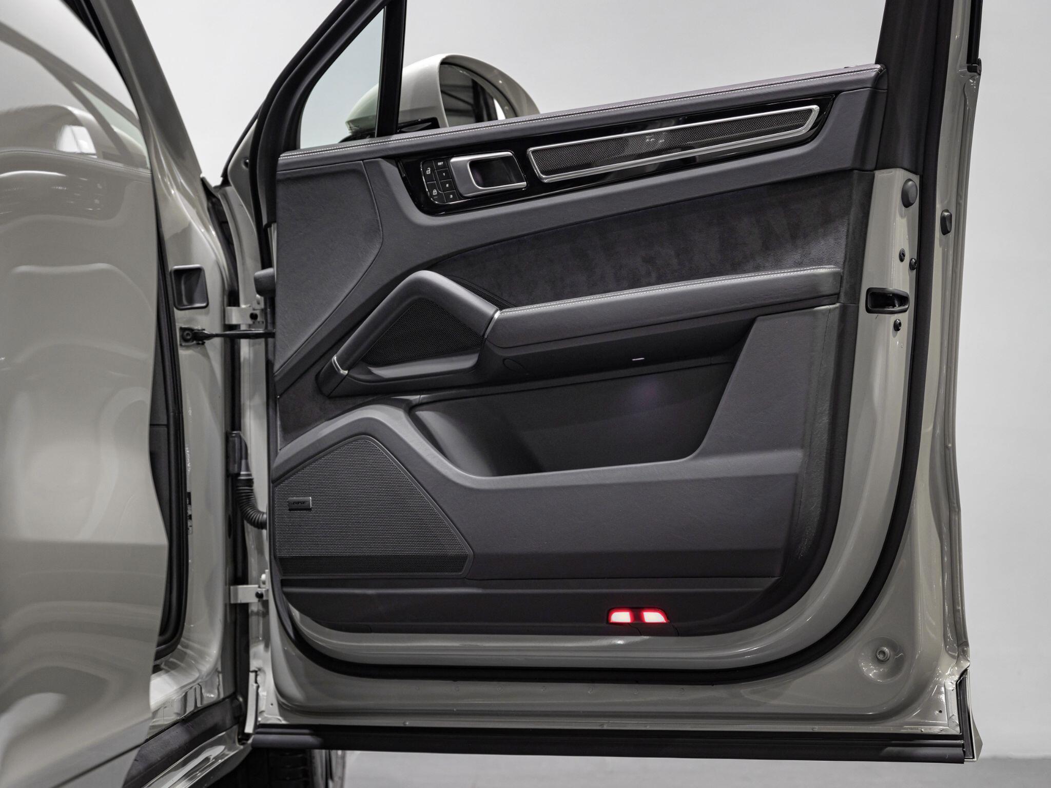 Porsche Cayenne view 27