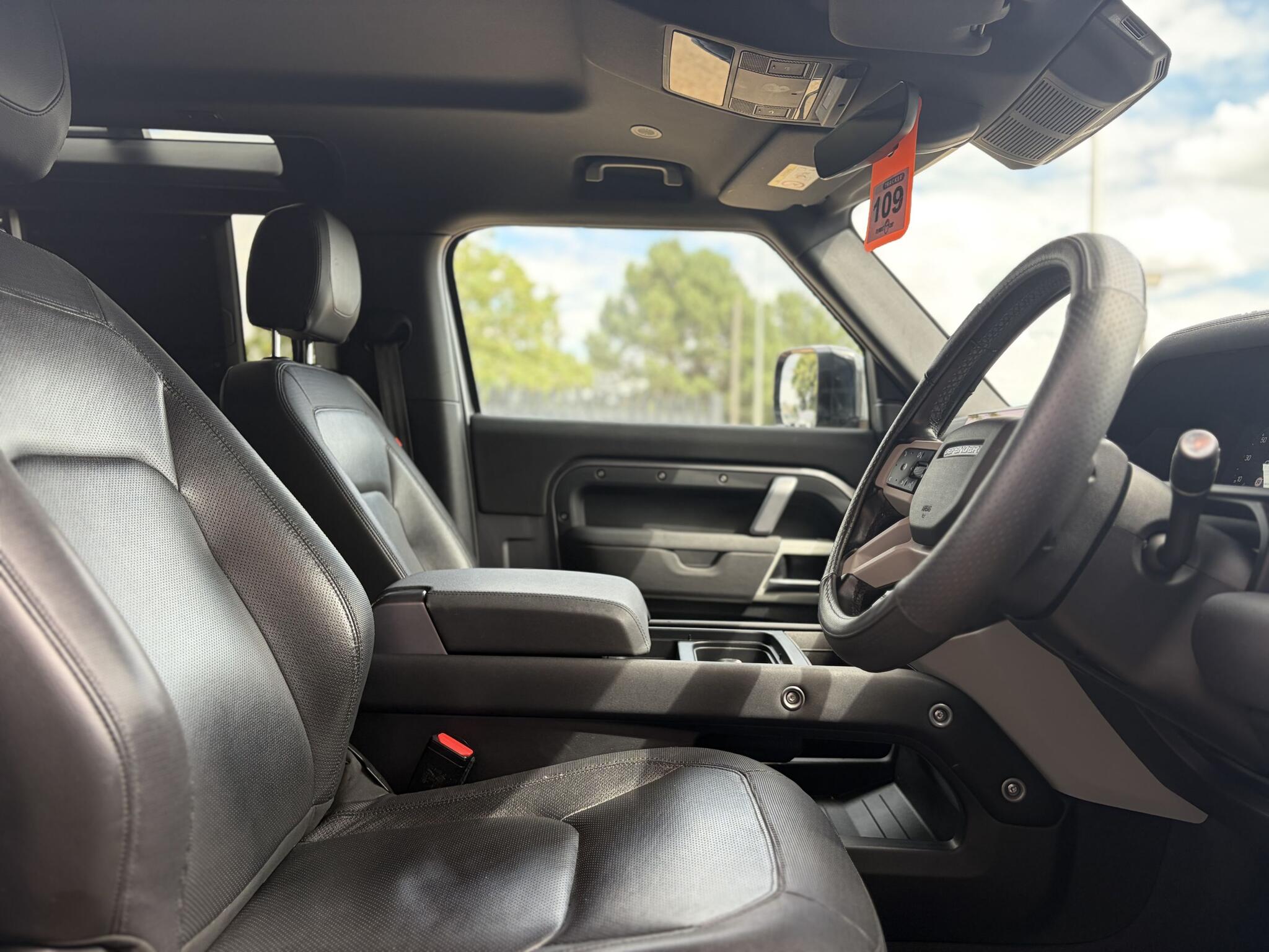 Land Rover Defender 90 view 22