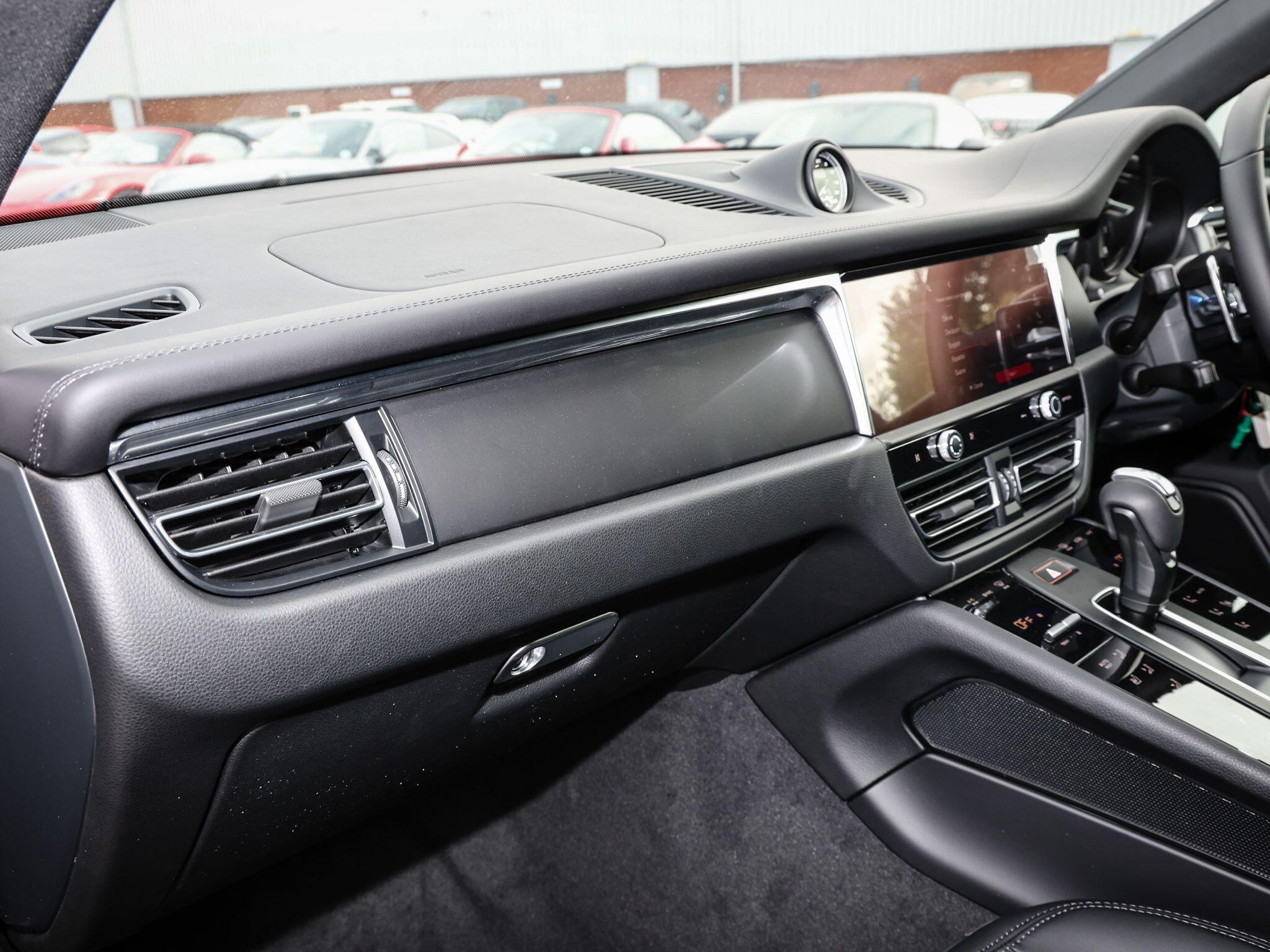 Porsche Macan view 18