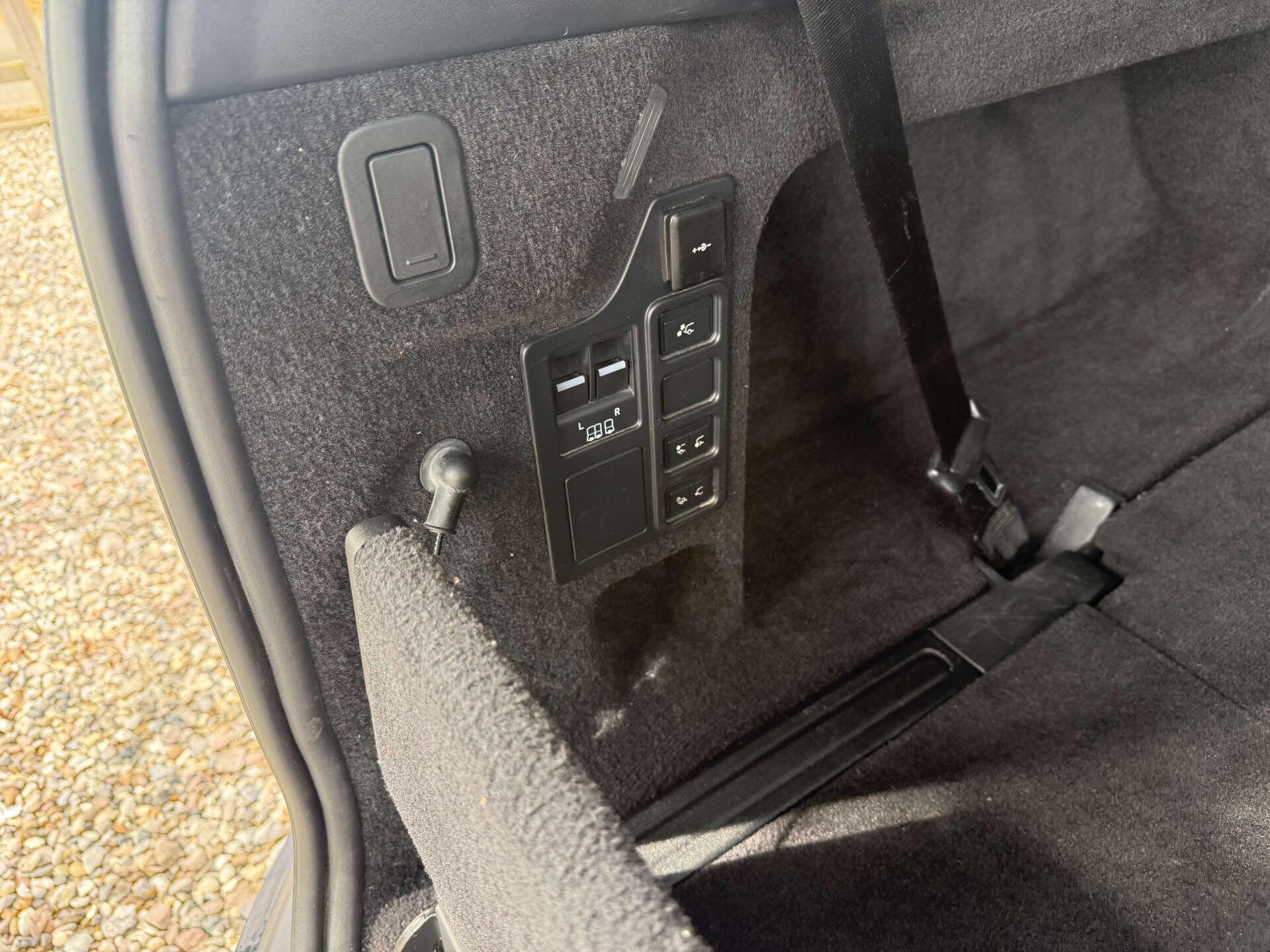 Land Rover Discovery view 16
