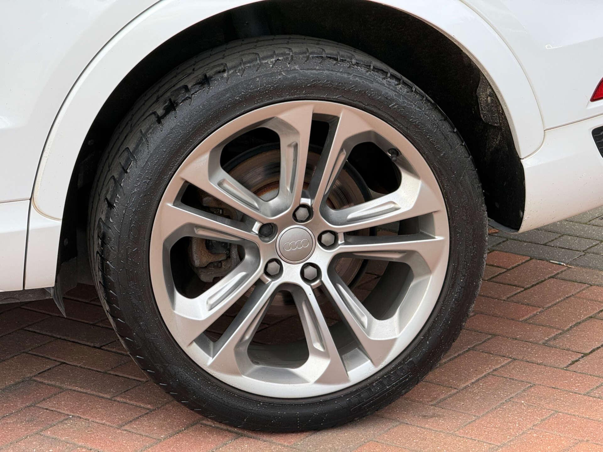 Audi Q3 view 8
