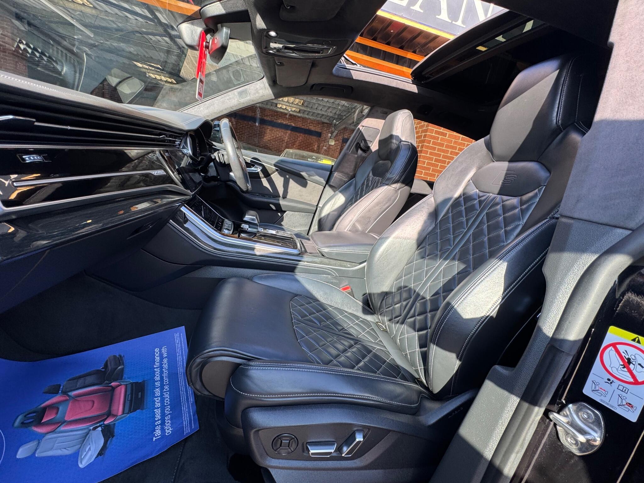 Audi Q8 view 10