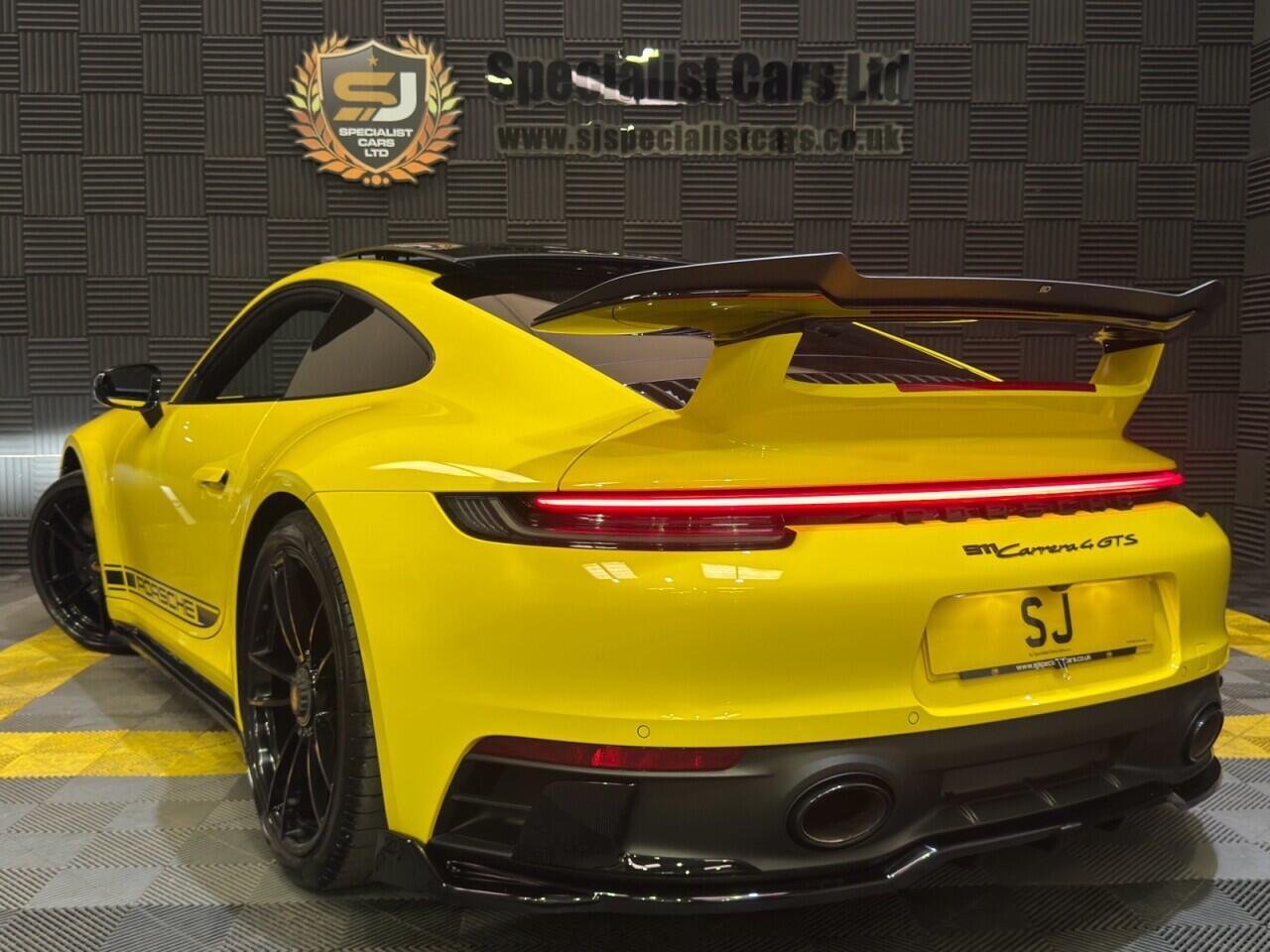 Porsche 911 view 37