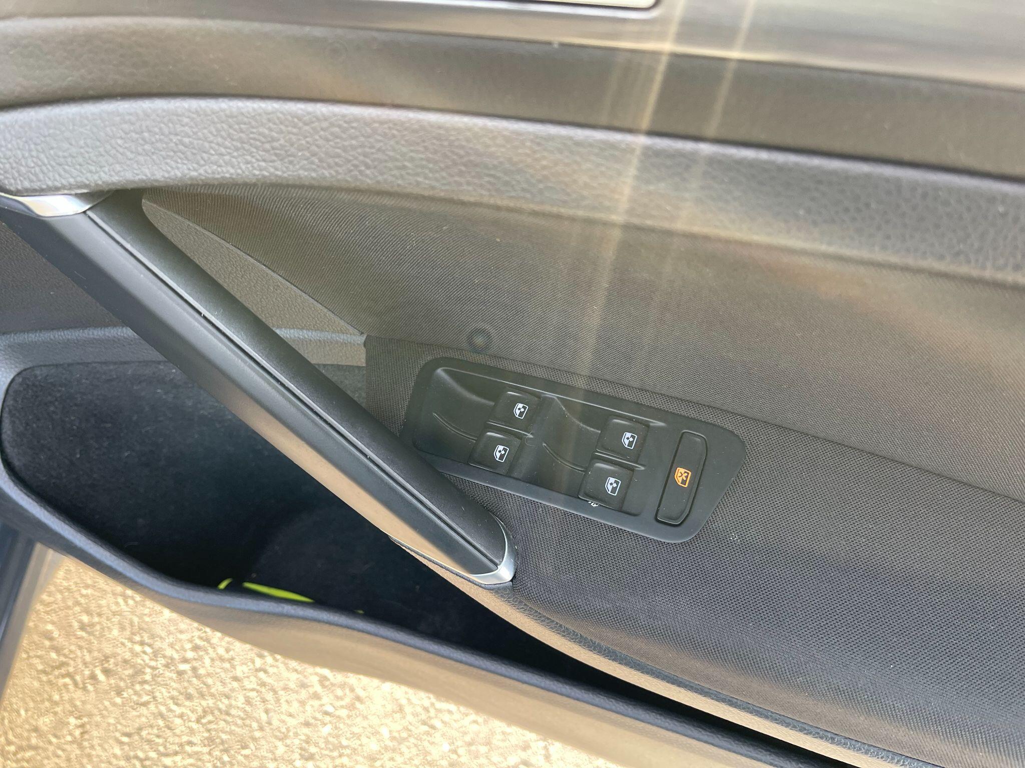 Volkswagen E-Golf view 37