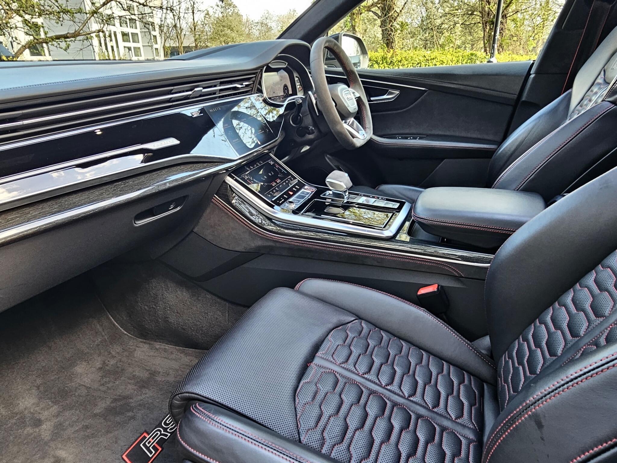 Audi RS Q8 view 10