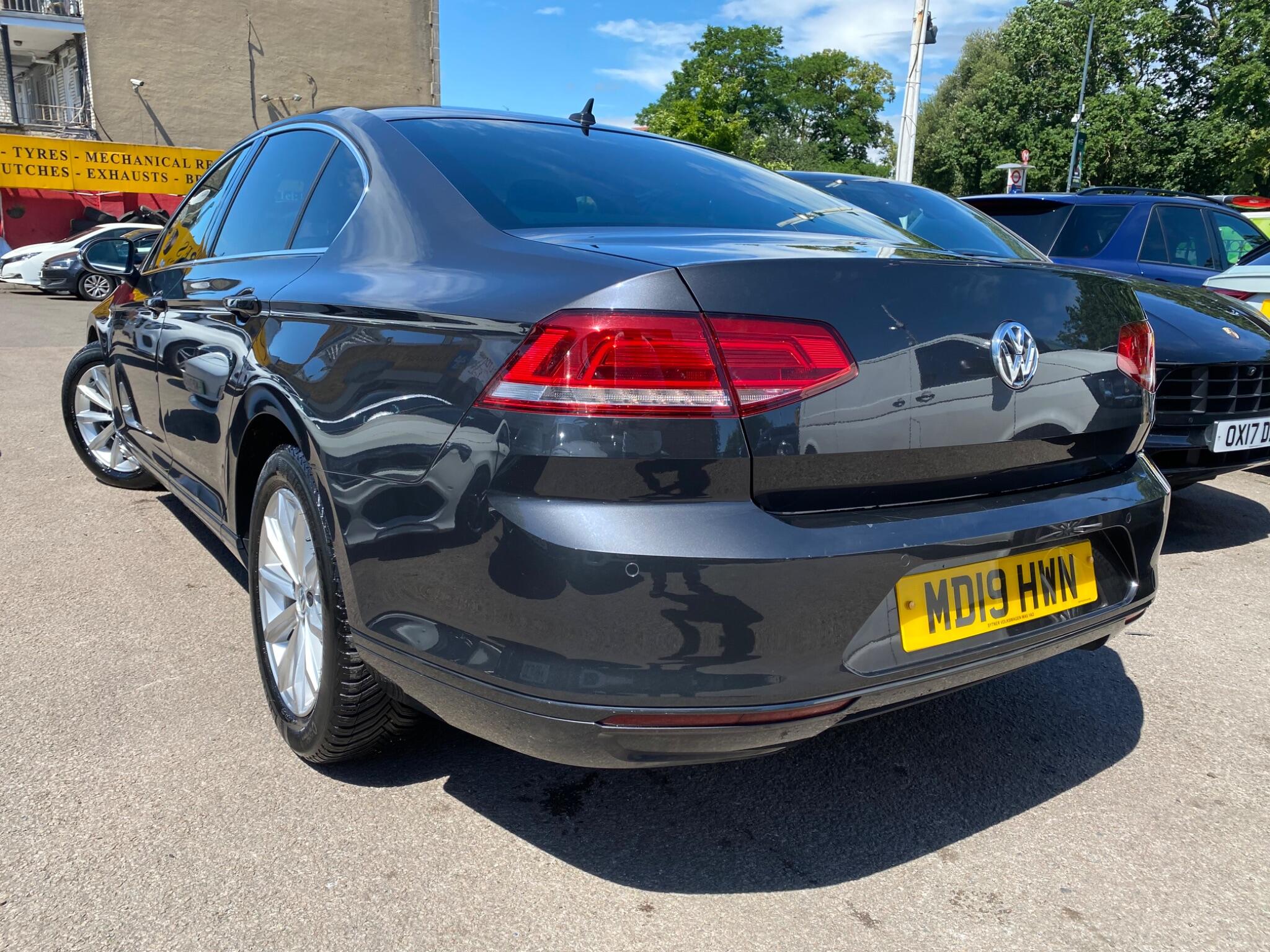 Volkswagen Passat view 10