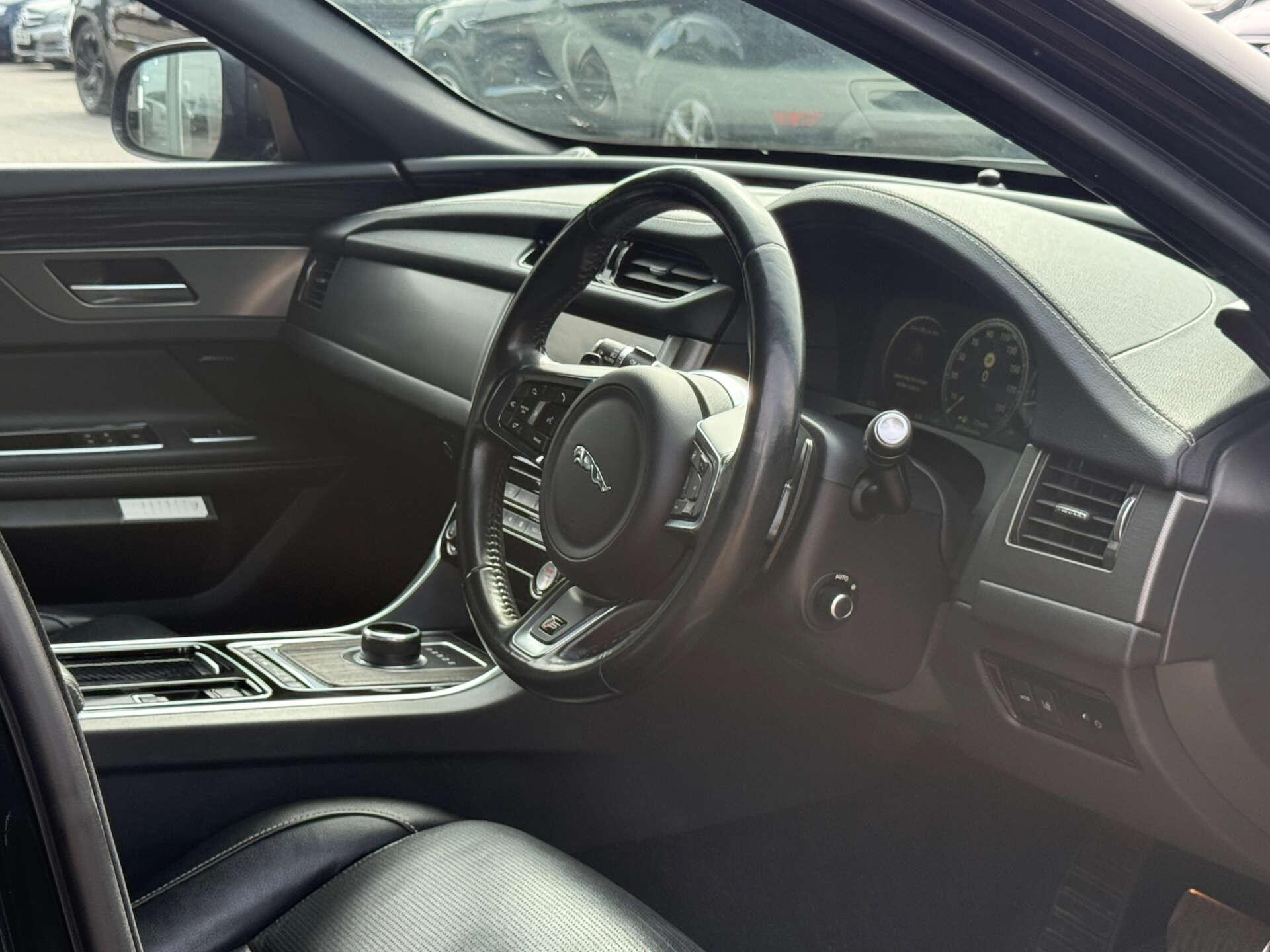 Jaguar XF view 36