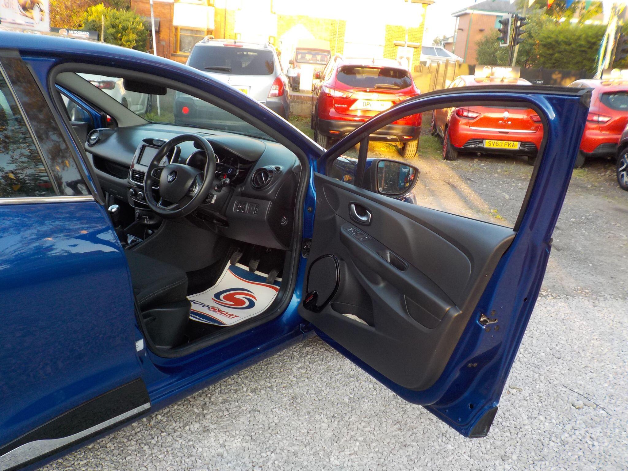 Renault Clio 0.9 TCe Iconic Euro 6 (s/s) 5dr