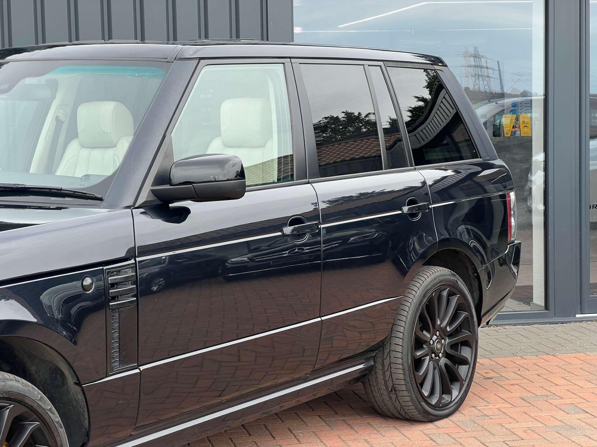 Land Rover Range Rover view 3