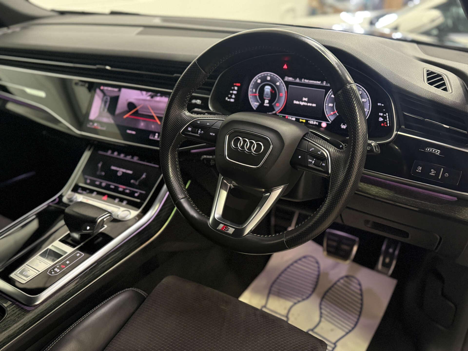 Audi Q8 view 13