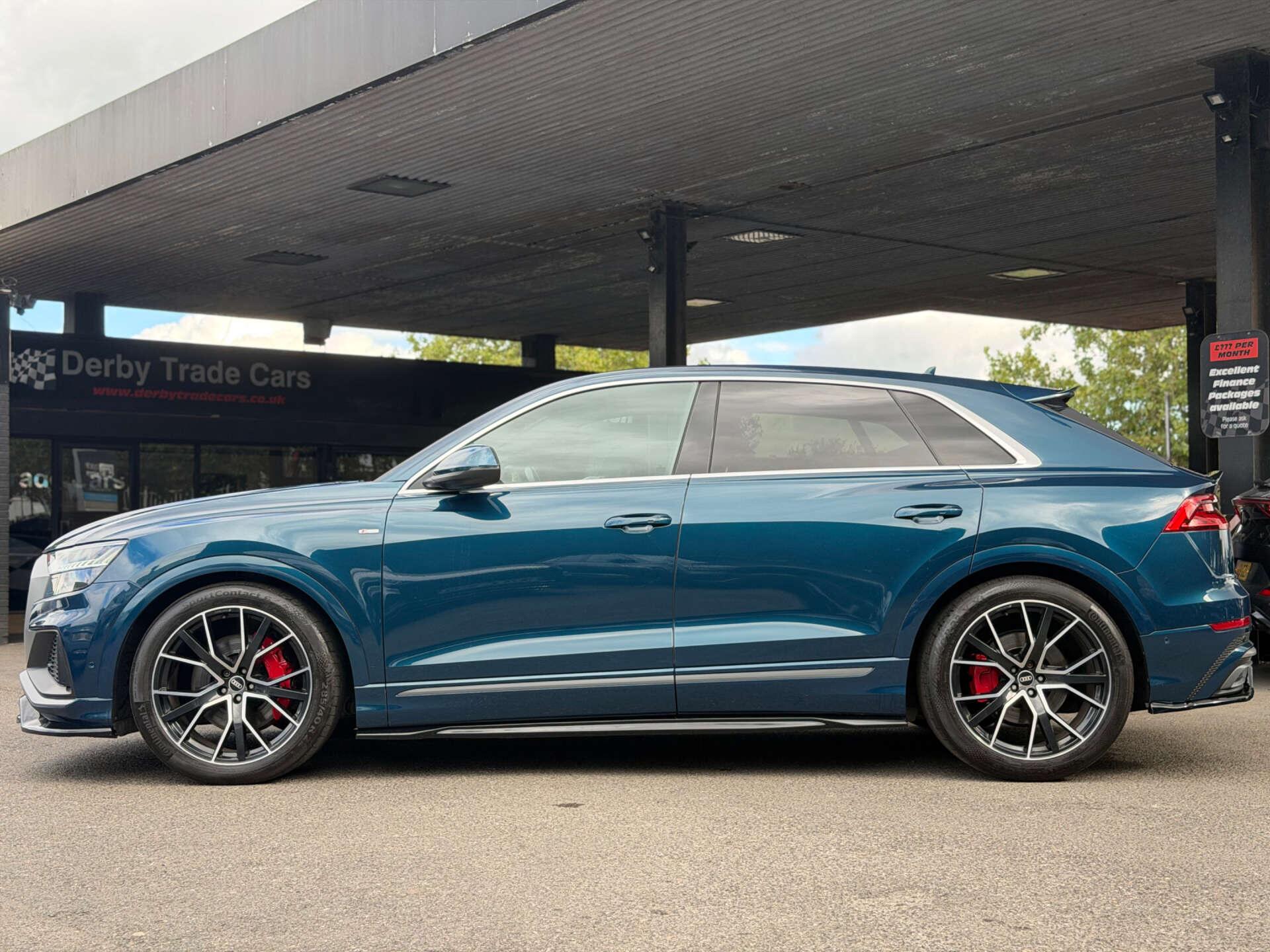 Audi Q8 view 8