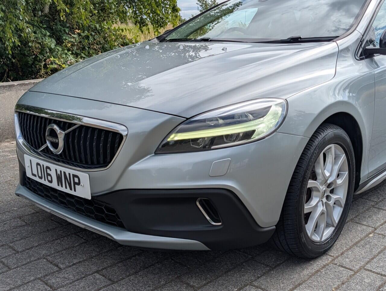 Volvo V40 Cross Country view 43