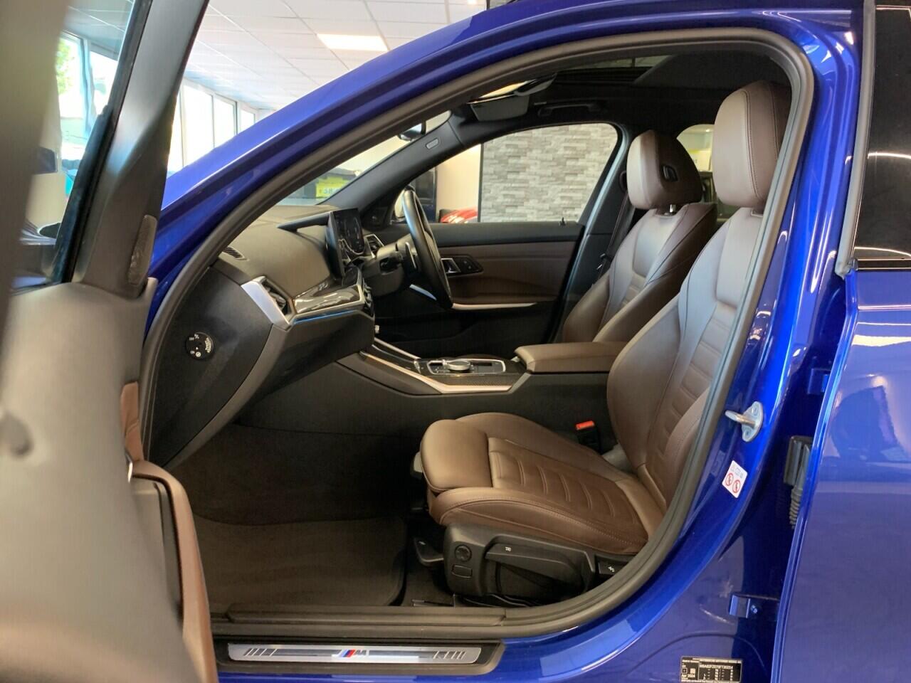 BMW 3 Series view 32