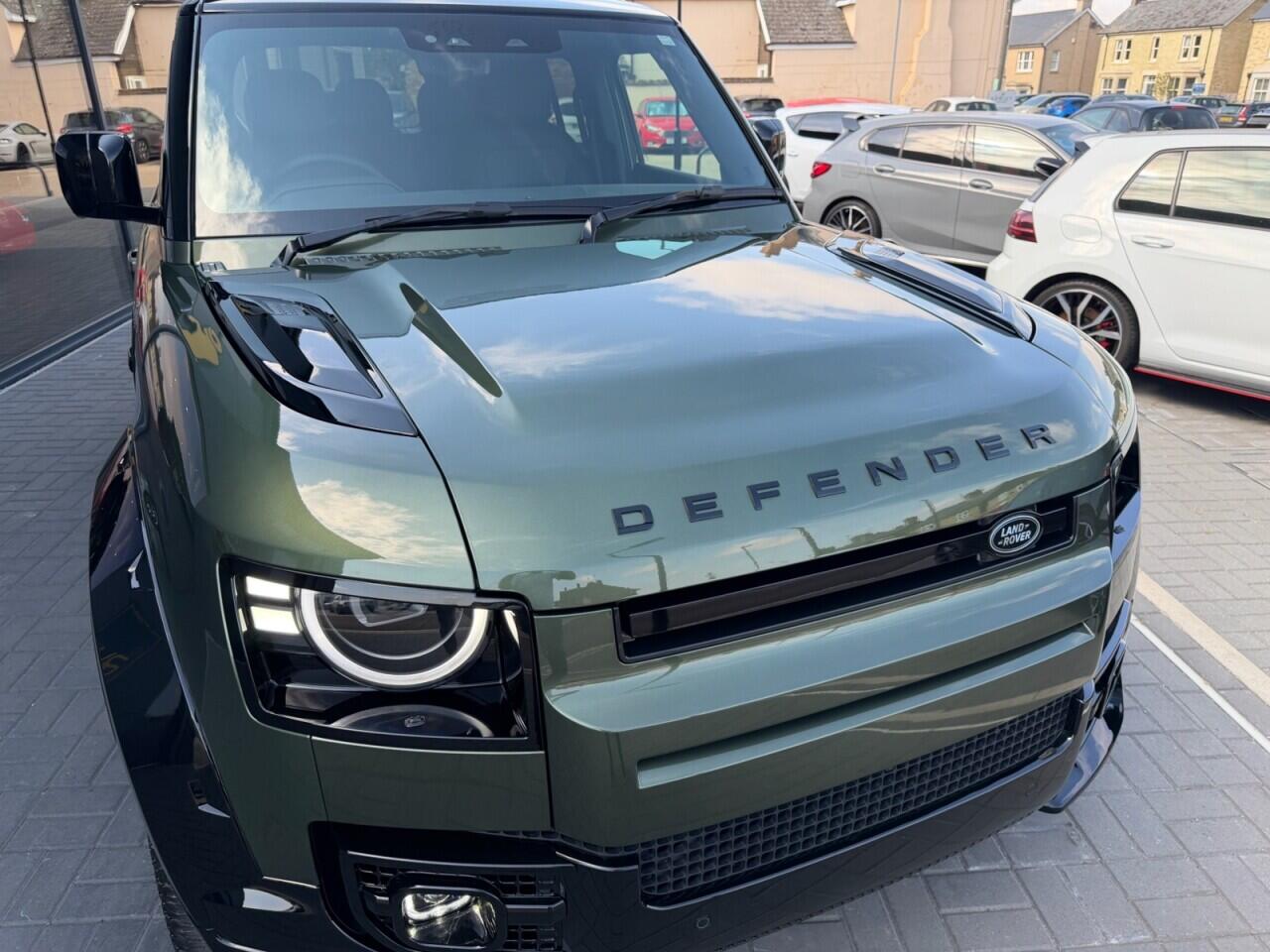 Land Rover Defender 110 view 13