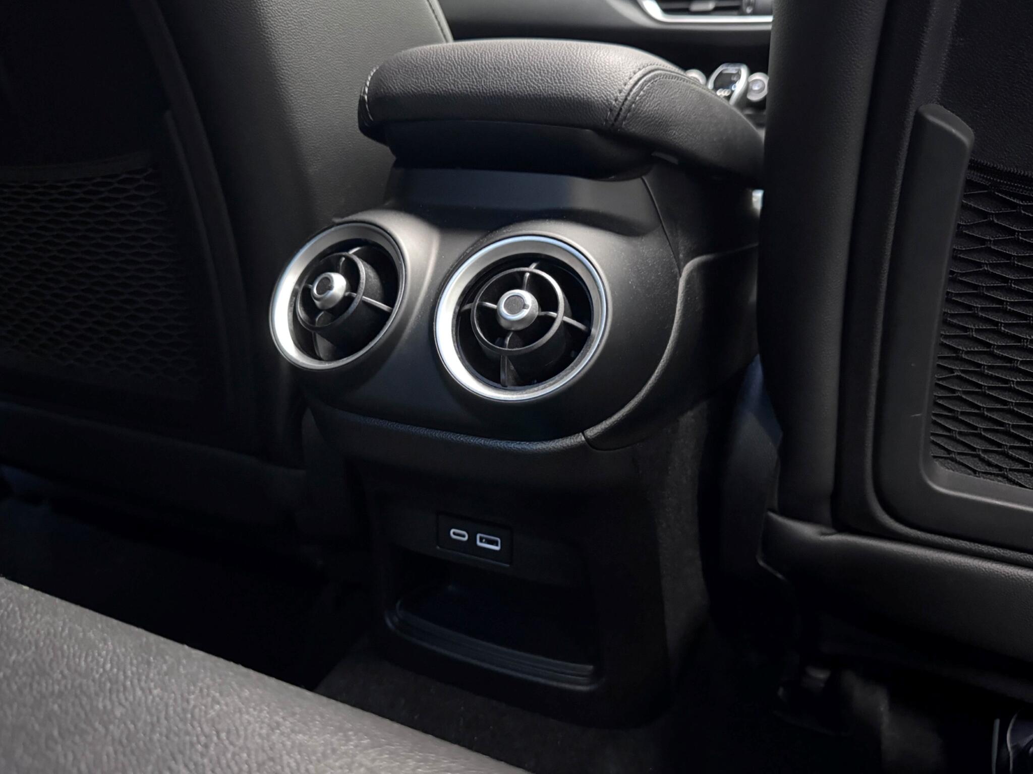 Alfa Romeo Stelvio view 31